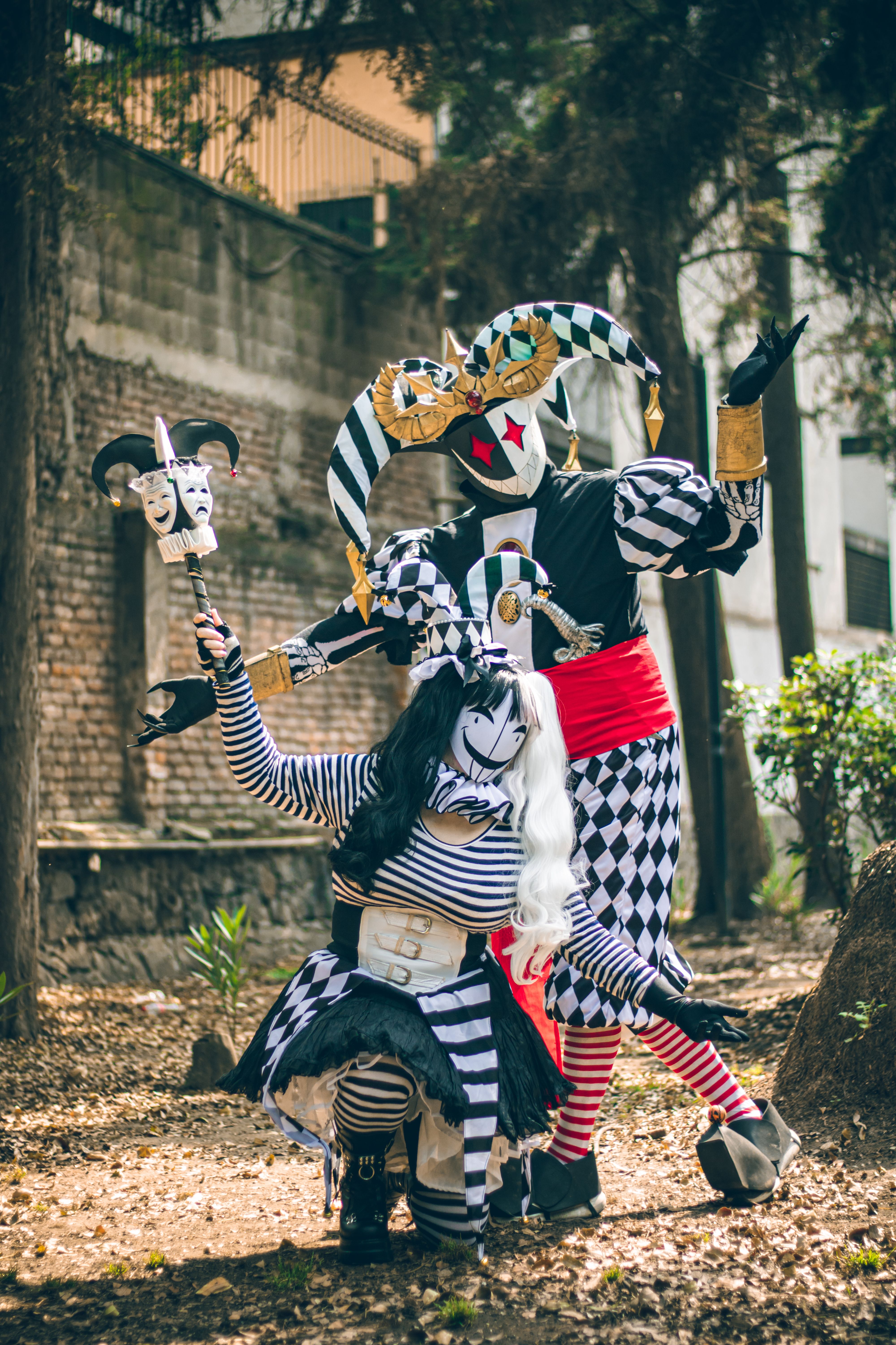 Vibrant Jester Cosplay in Ciudad de México Park