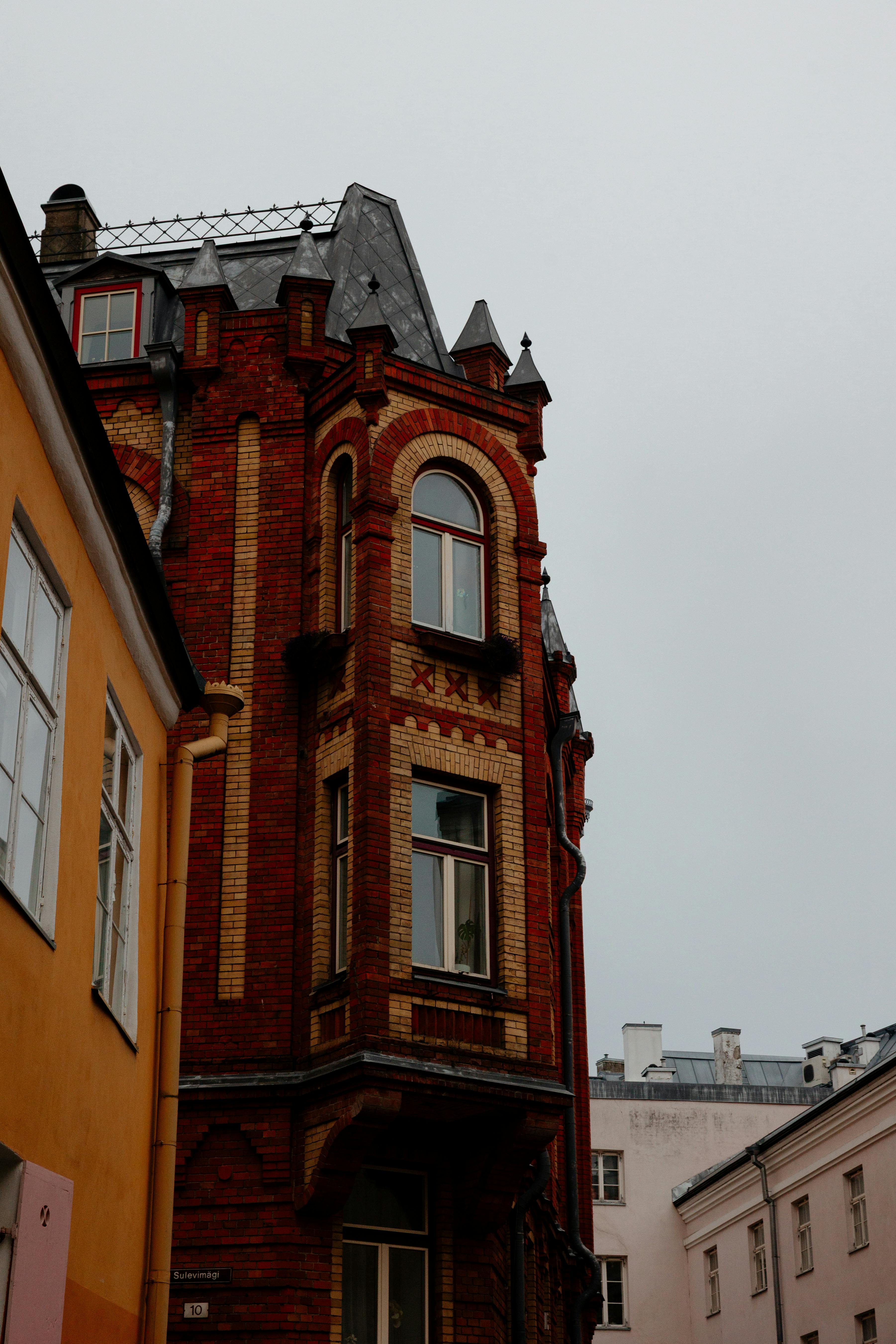 Gratis Vista espectacular de un edificio histórico en Tallin, el casco antiguo de Estonia. Foto de stock