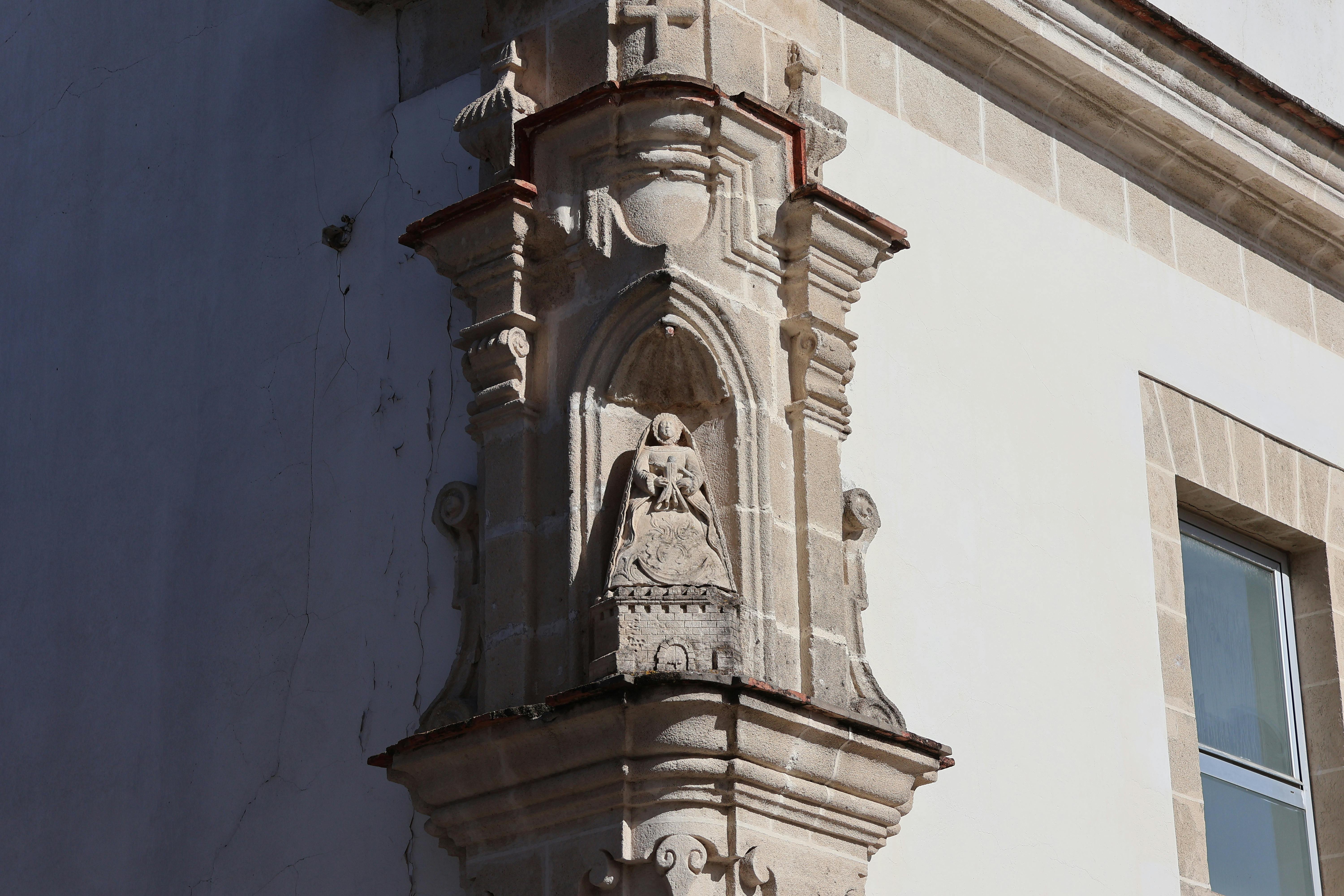 Gratis Nærbillede af en historisk arkitektonisk detalje i El Puerto de Santa María, Spanien, der fremviser indviklet murværk. Lagerfoto