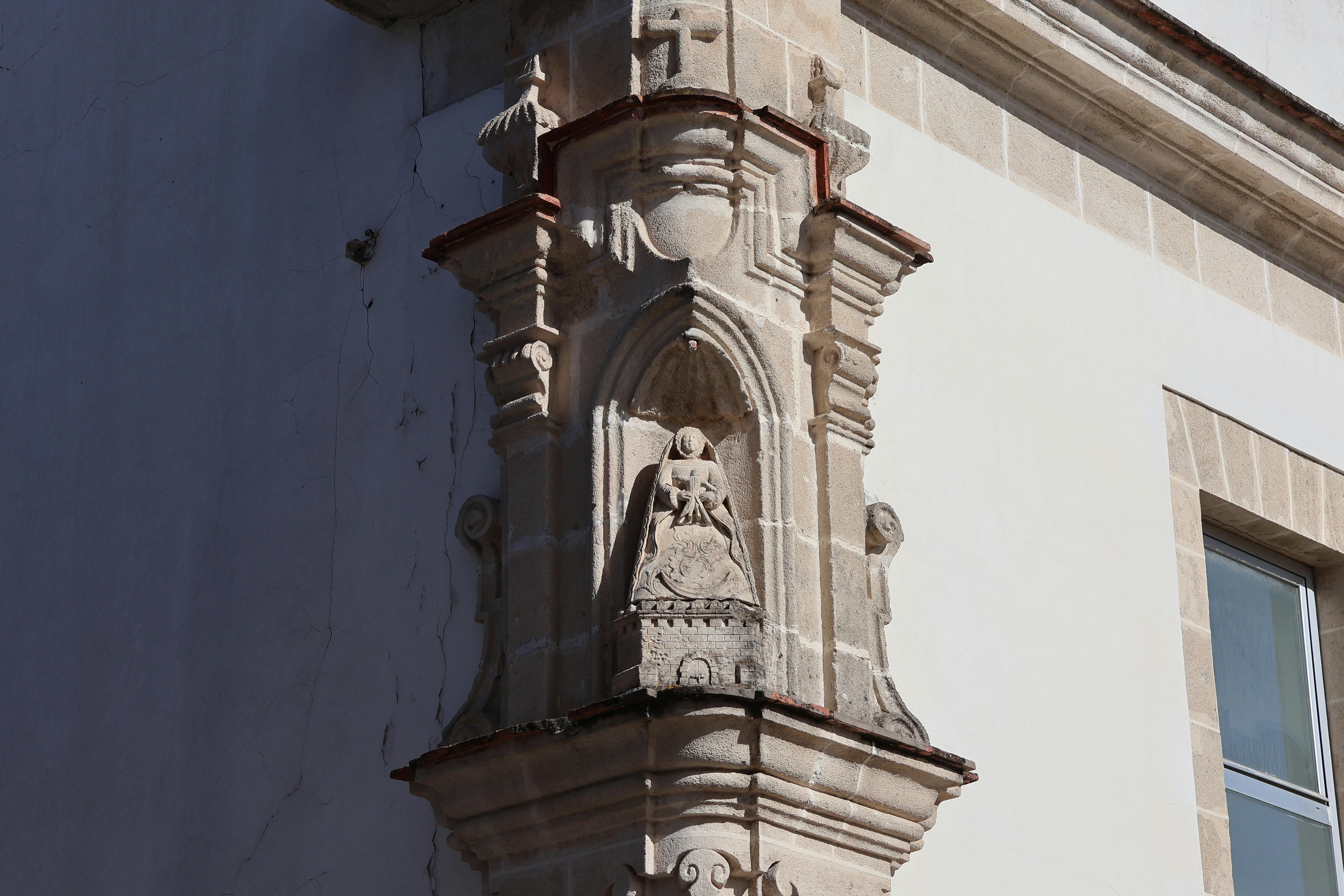 Gratuit Sculptures en pierre complexes sur la façade d'un bâtiment à El Puerto de Santa María, en Espagne. Photos