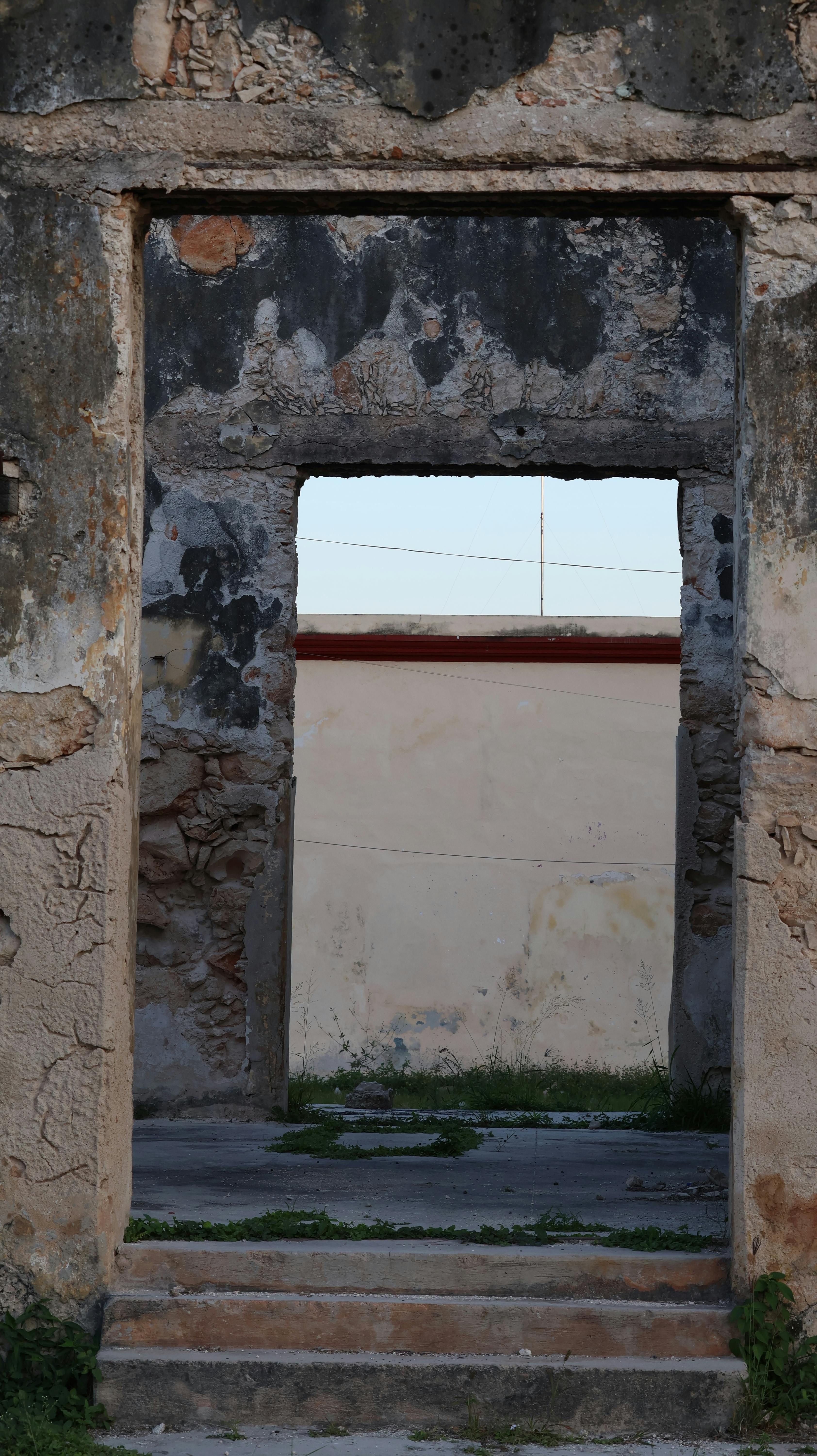 Kostnadsfria Utforska den väderbitna stenporten till en historisk ruin i Yucatán, Mexiko. Stock foto