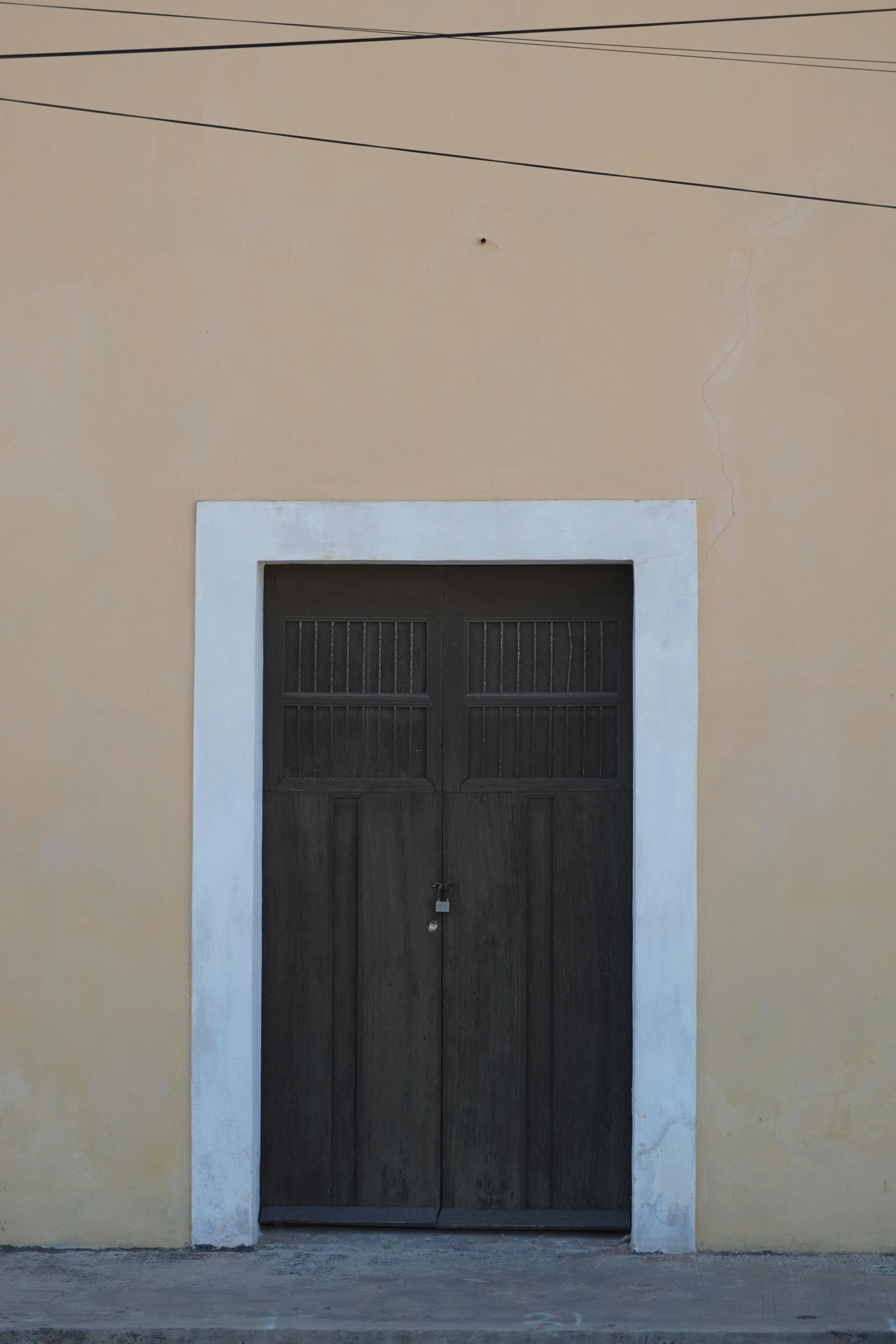 Bezpłatne Klasyczne drewniane drzwi w kolonialnej fasadzie w Jukatanie, podkreślające tradycyjną architekturę. Zdjęcie z galerii