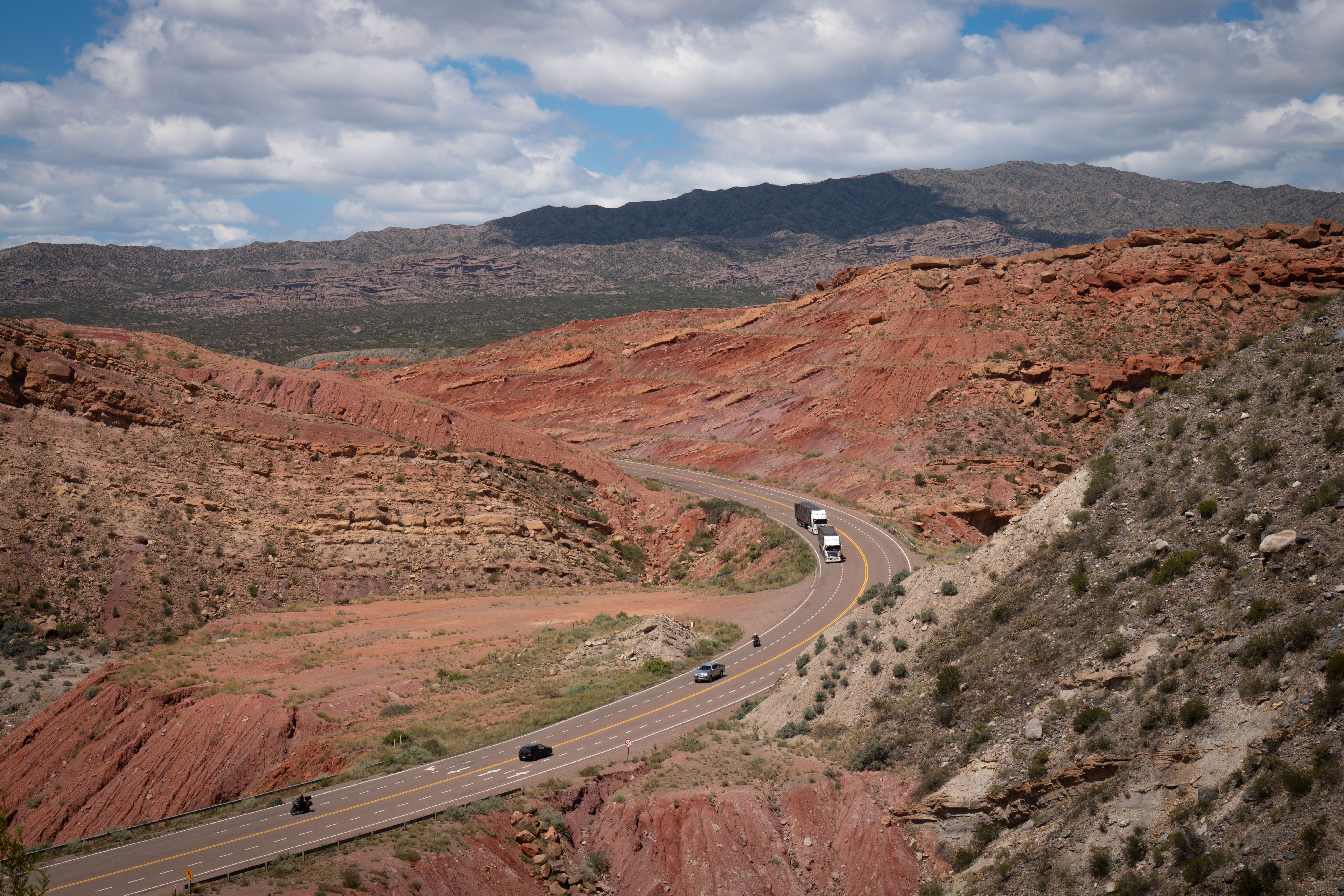 Scenic Red Rock Desert Highway in Bright Daylight · Free Stock Photo
