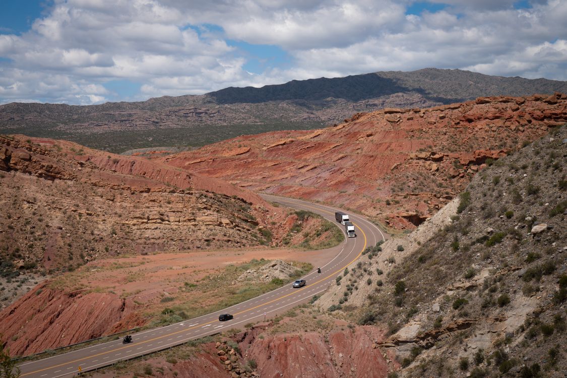 Interstate Red Rocks Scenic Red Rock Desert Highway in Bright Daylight · Free Stock Photo
