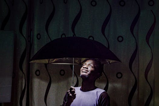 一幅灯光阴沉的肖像画中，一名男子在室内撑着伞抬头仰望