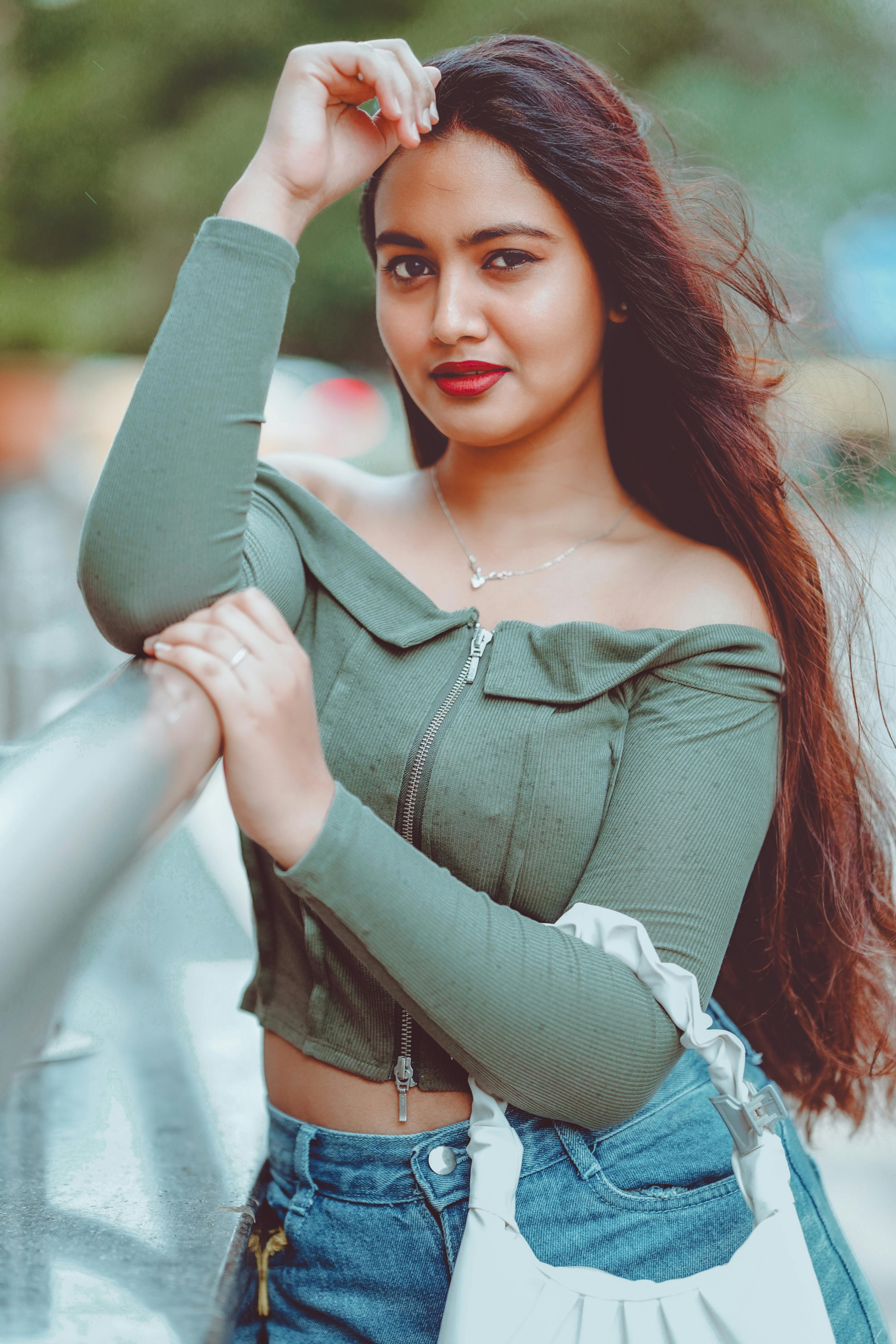 ฟรี ภาพถ่ายบุคคลอย่างมีสไตล์ของหญิงสาวผมยาวในเมืองเบงกาลูรู ประเทศอินเดีย คลังภาพถ่าย