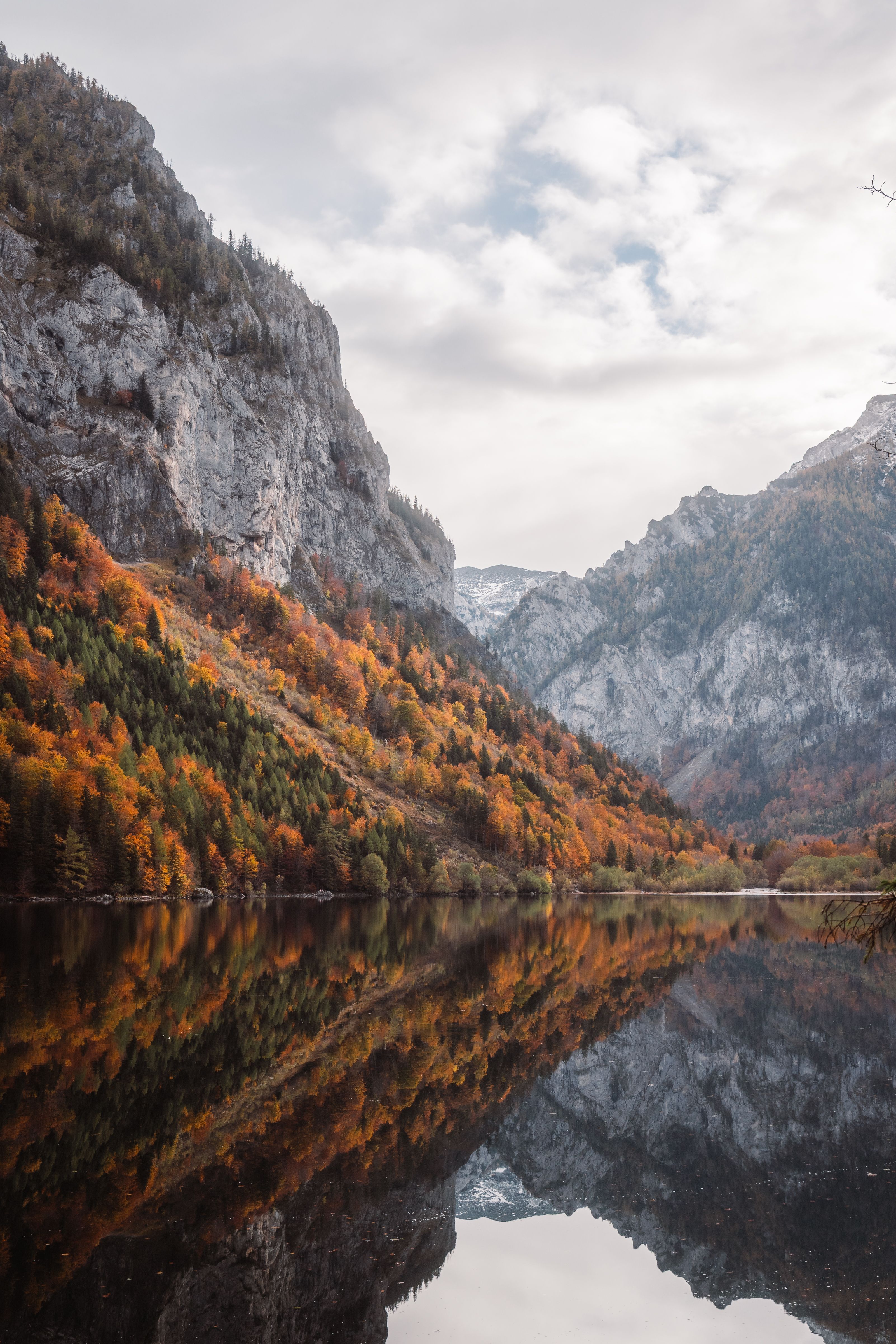 Serene Alpine Lake with Autumn Reflections · Free Stock Photo