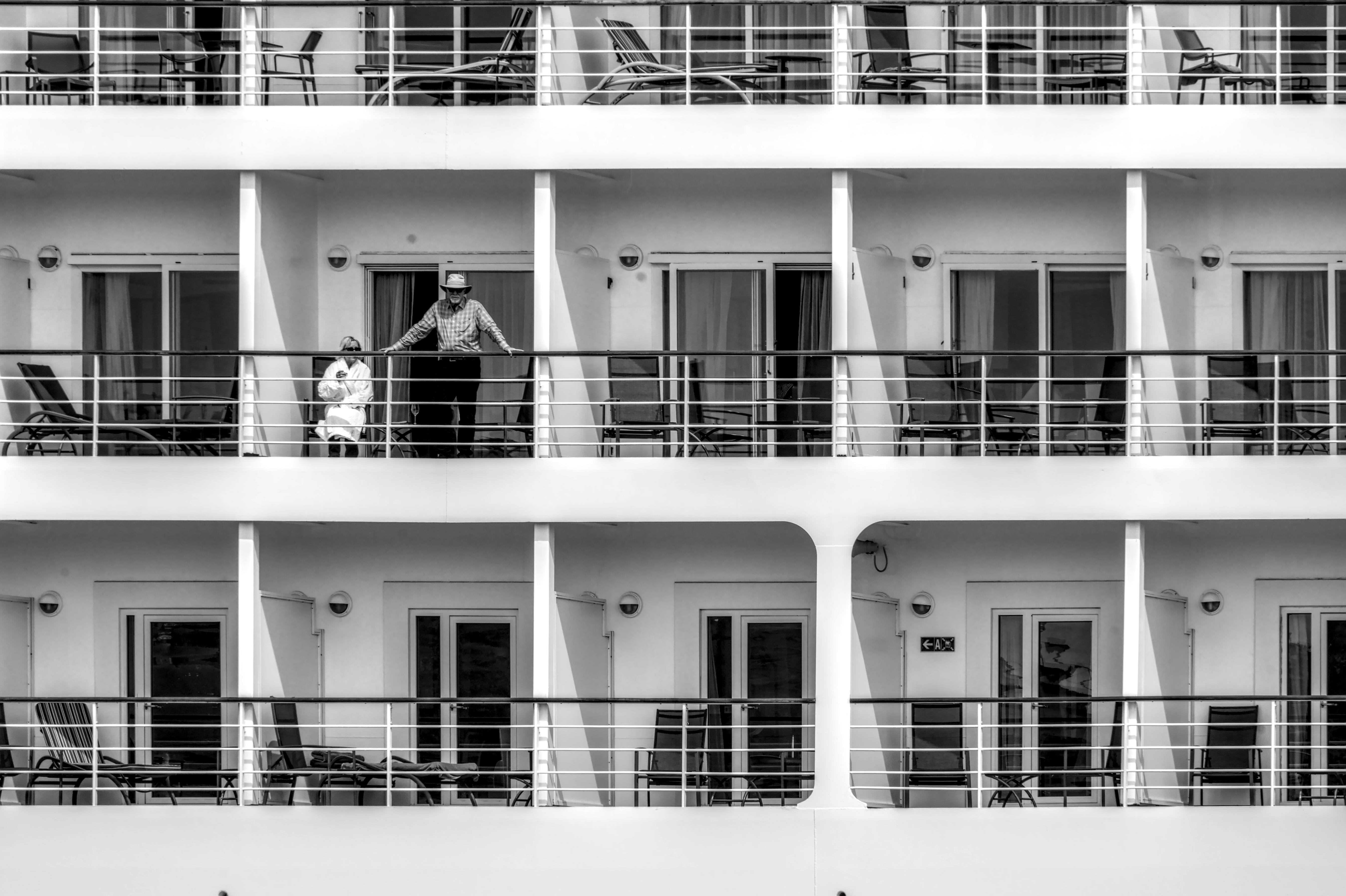 Gratis Due adulti si godono un momento di relax sul balcone di una nave da crociera. Stile di vita da viaggio in bianco e nero. Foto a disposizione