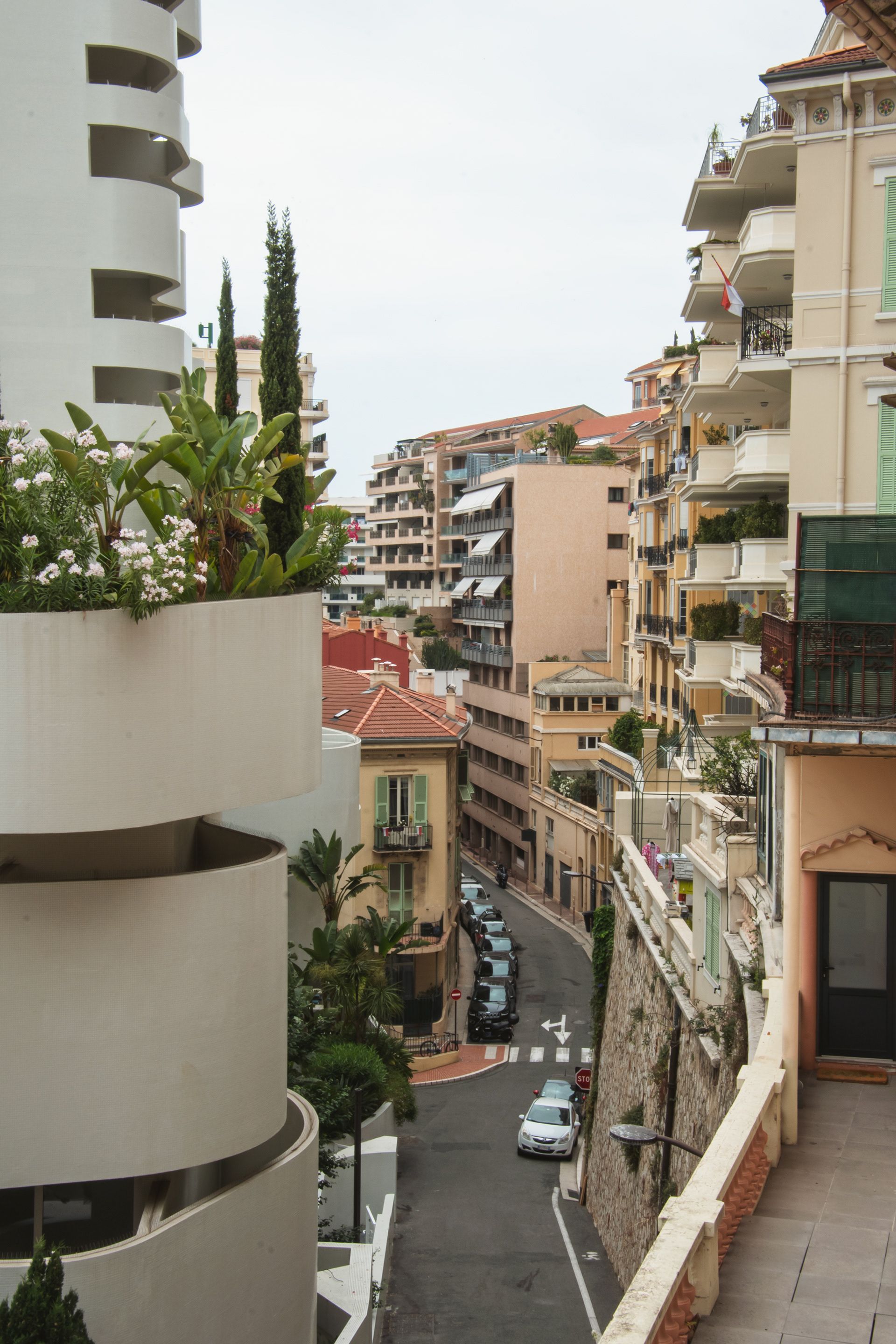 Scenic Urban Street View with Modern Architecture · Free Stock Photo