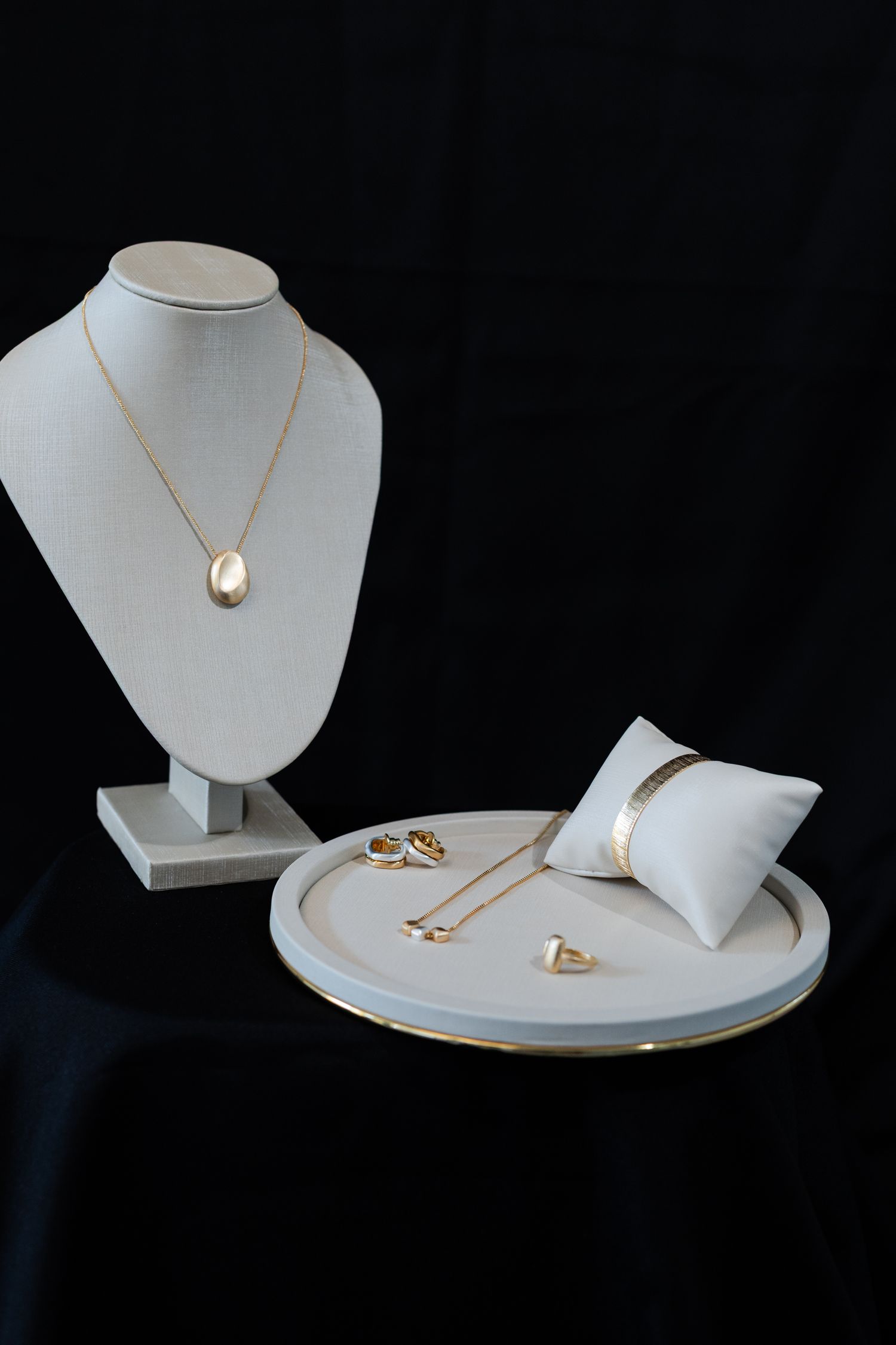 Exposição elegante de joias douradas