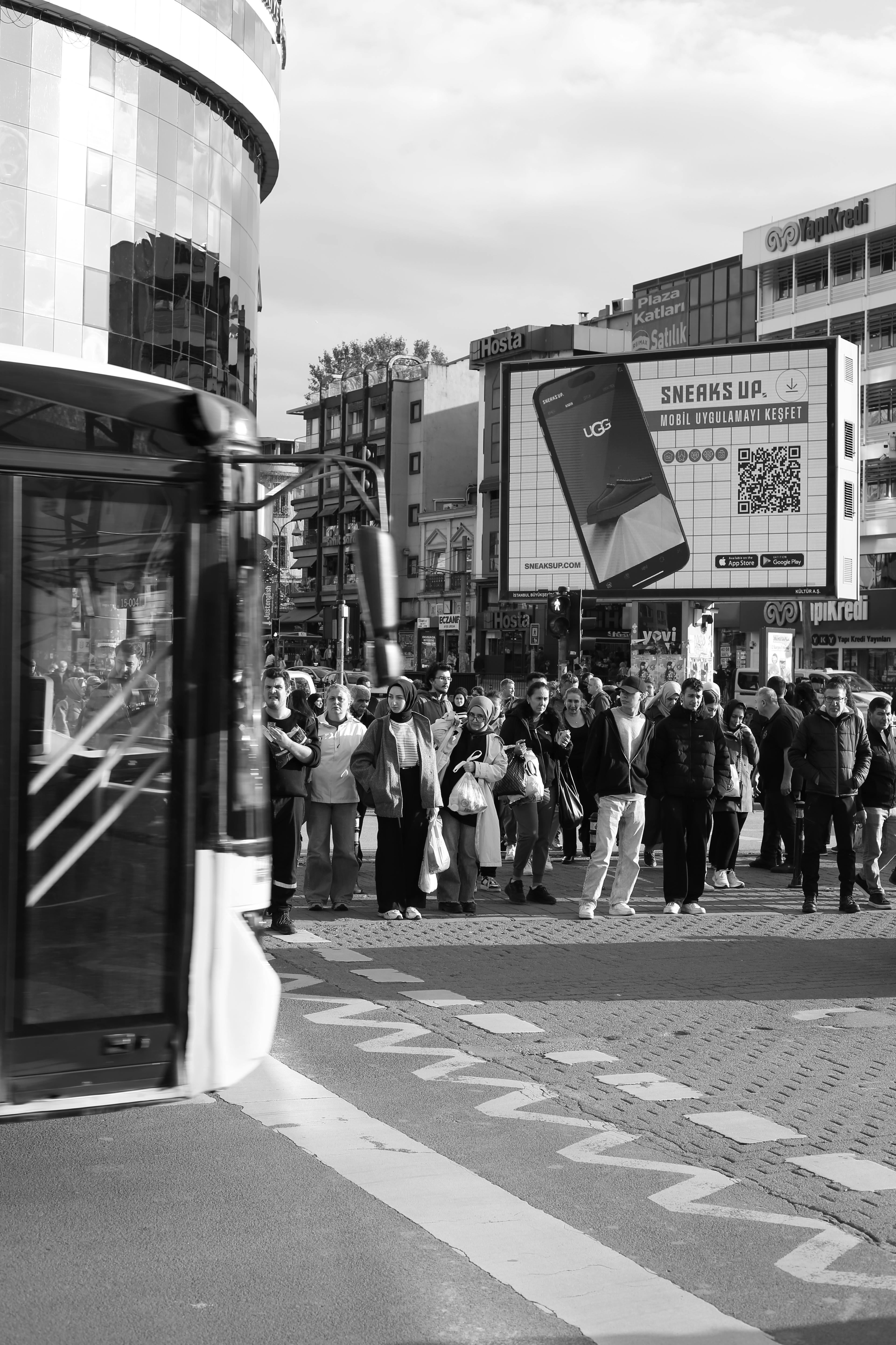 Gratis Calle concurrida en Estambul con gente cruzando y edificios urbanos en blanco y negro. Foto de stock