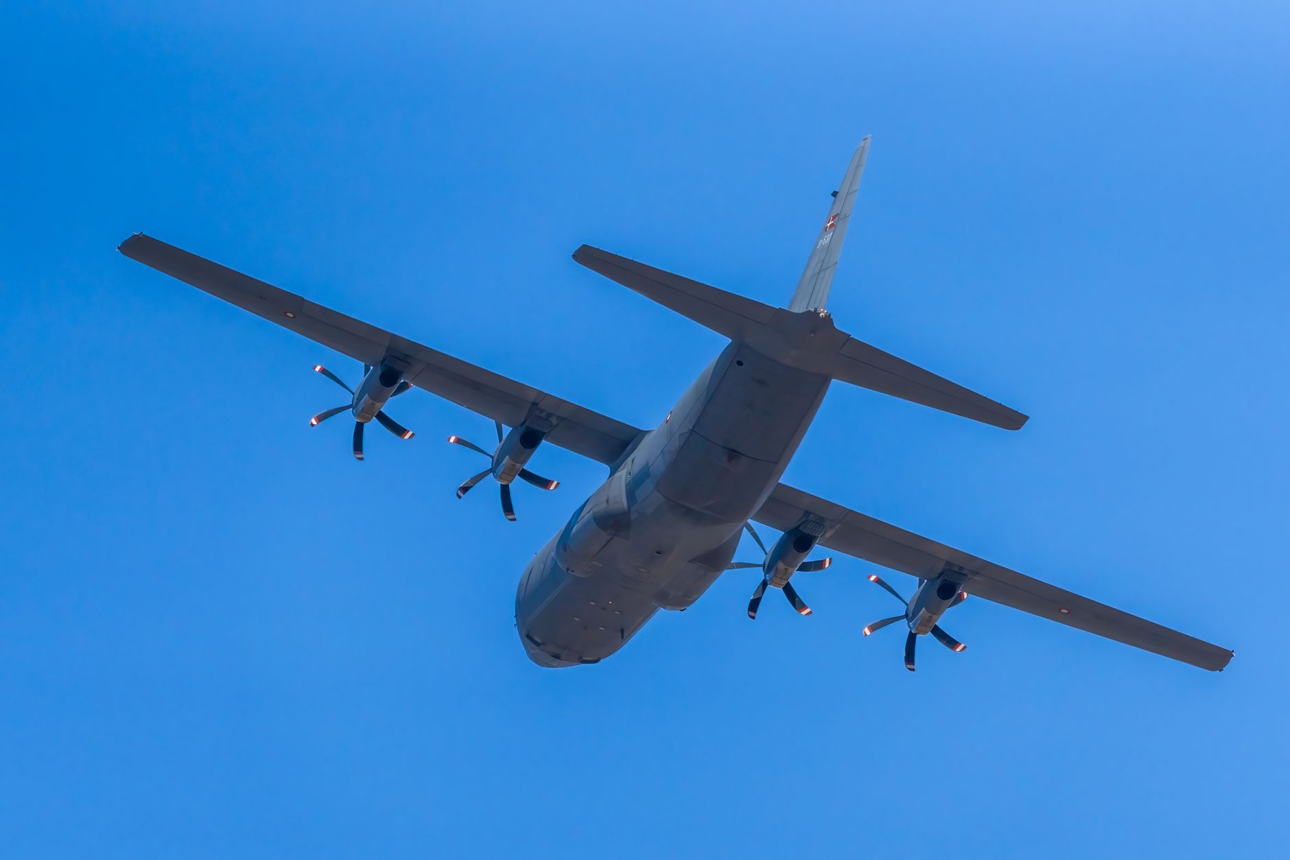 15 killed as Bolivian Air Force plane hits road in El Alto