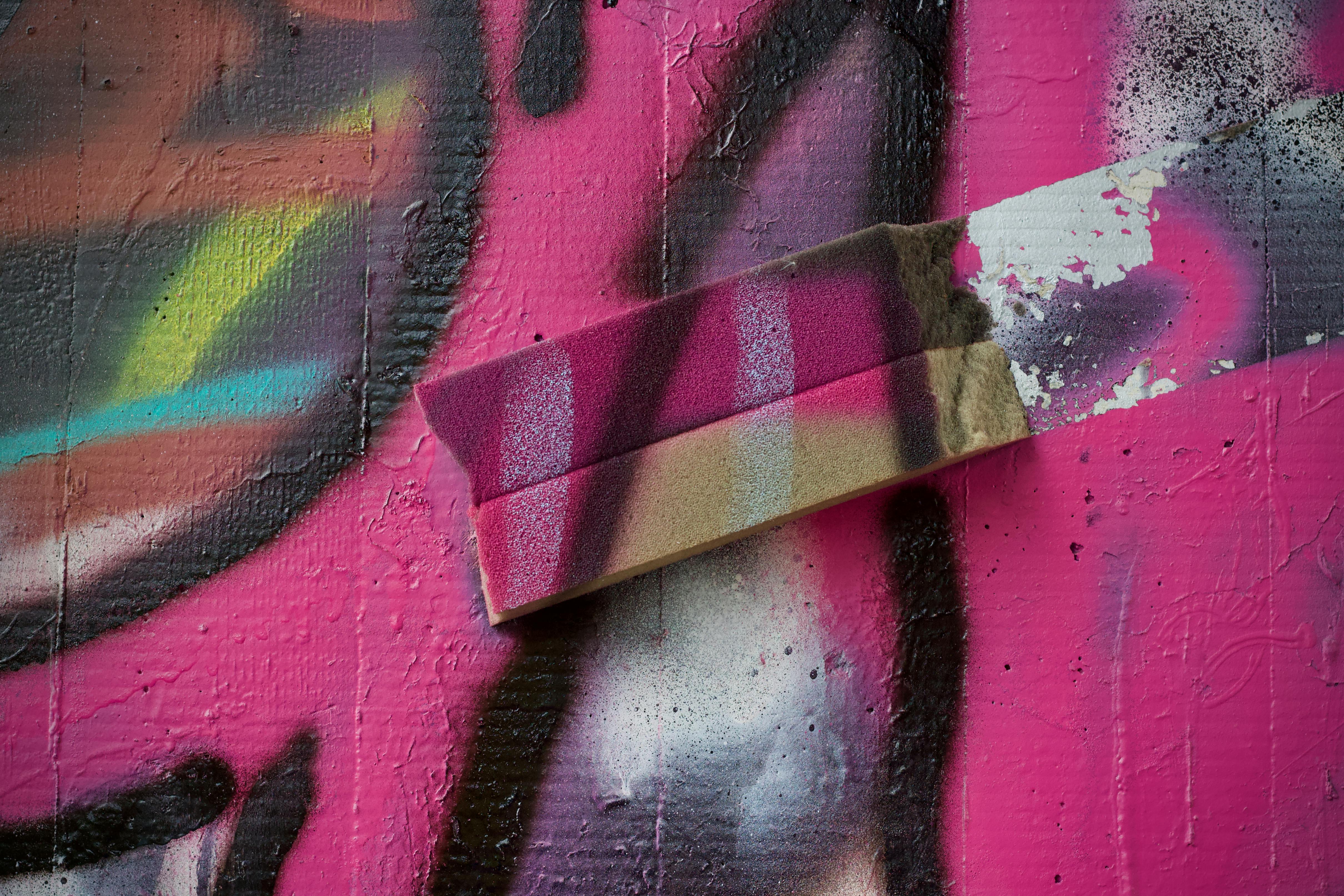 Ilmainen Lähikuva värikkäästä graffitista seinällä, jossa näkyy eloisaa spraymaalitaidetta. Kuvapankkikuva