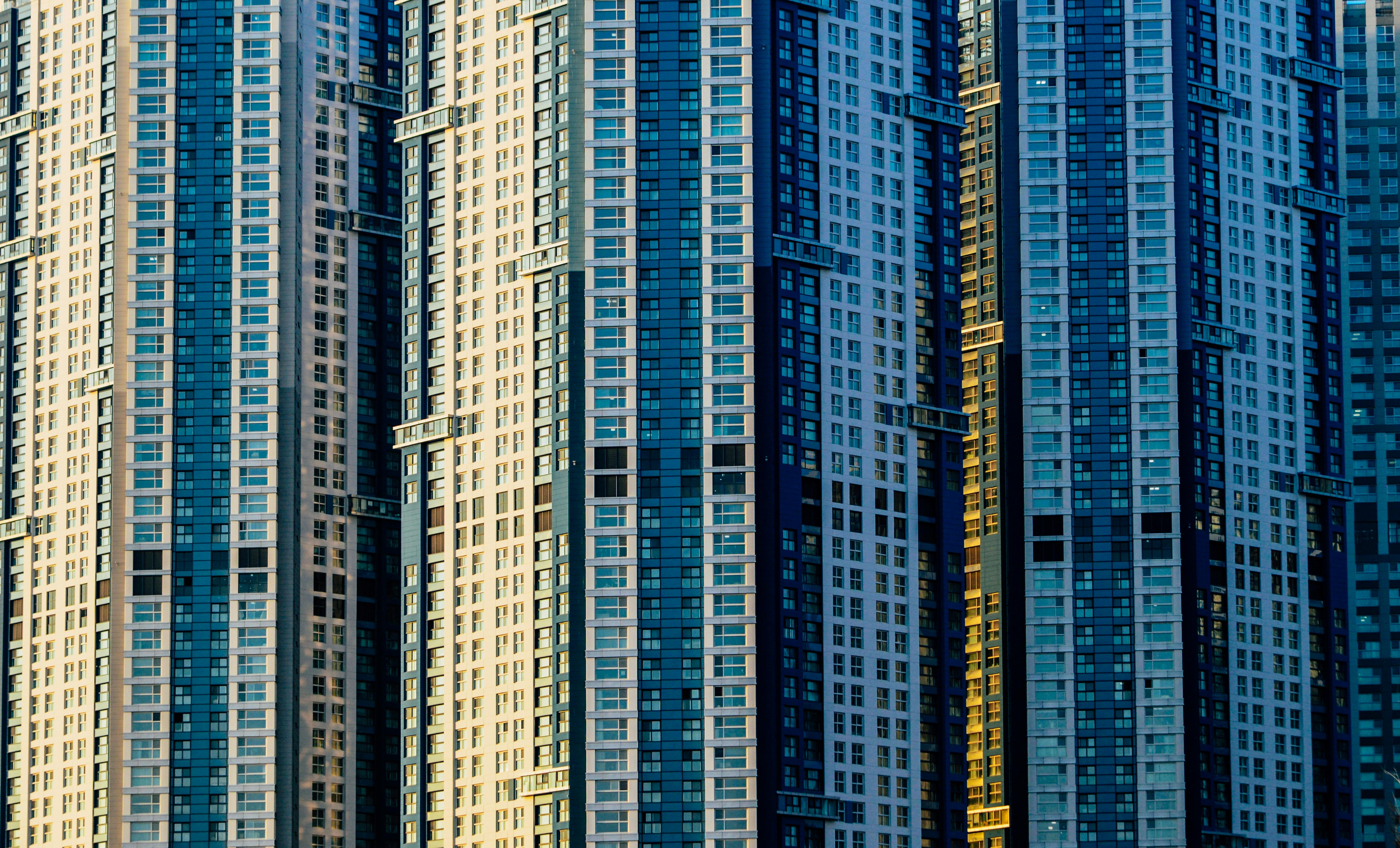 bezplatná Detailní pohled na moderní mrakodrapy představující architektonický design při západu slunce. Základová fotografie