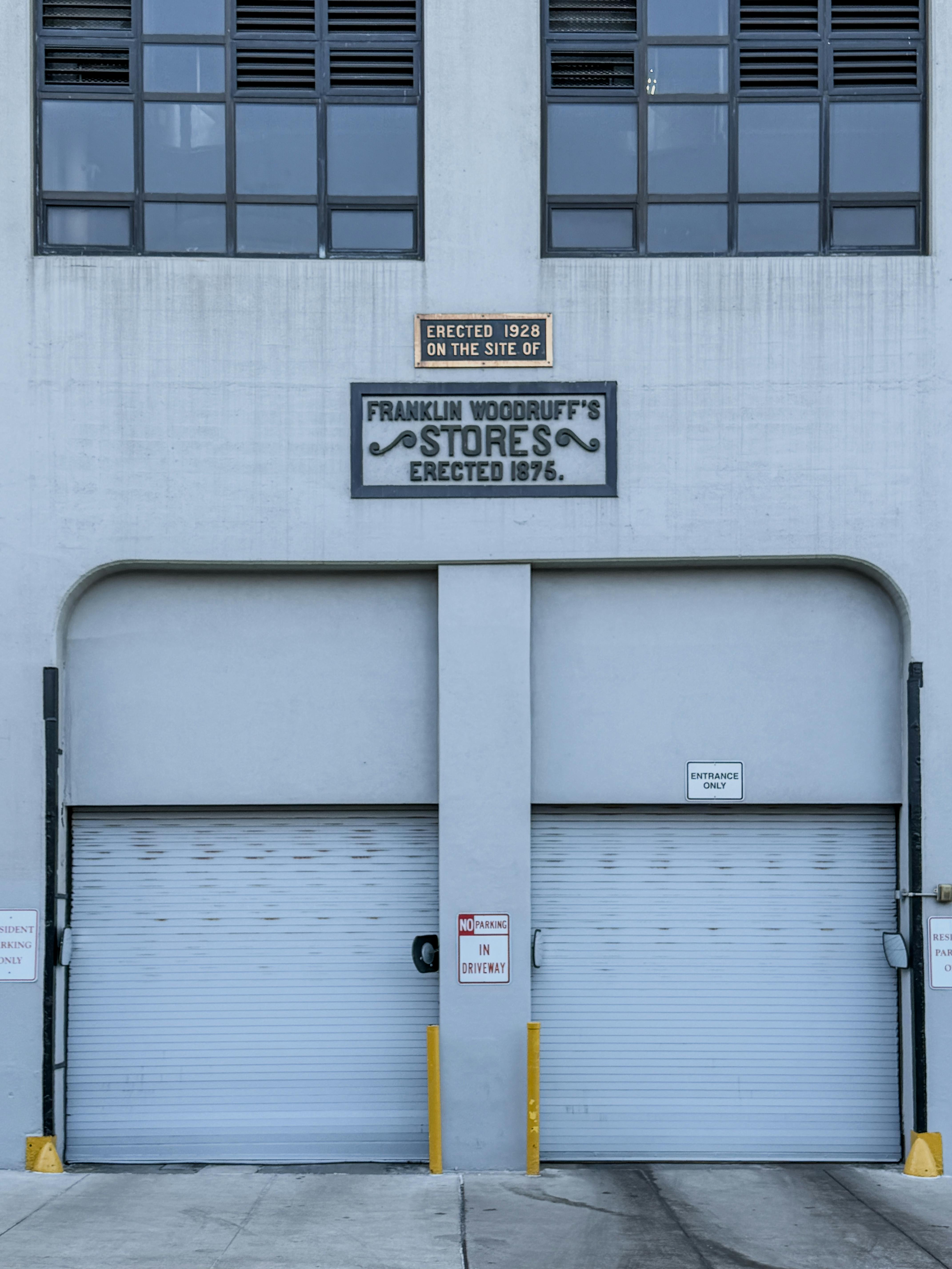 Gratis Facade af Franklin Woodruffs butikker med historisk skiltning i Brooklyn. Lagerfoto