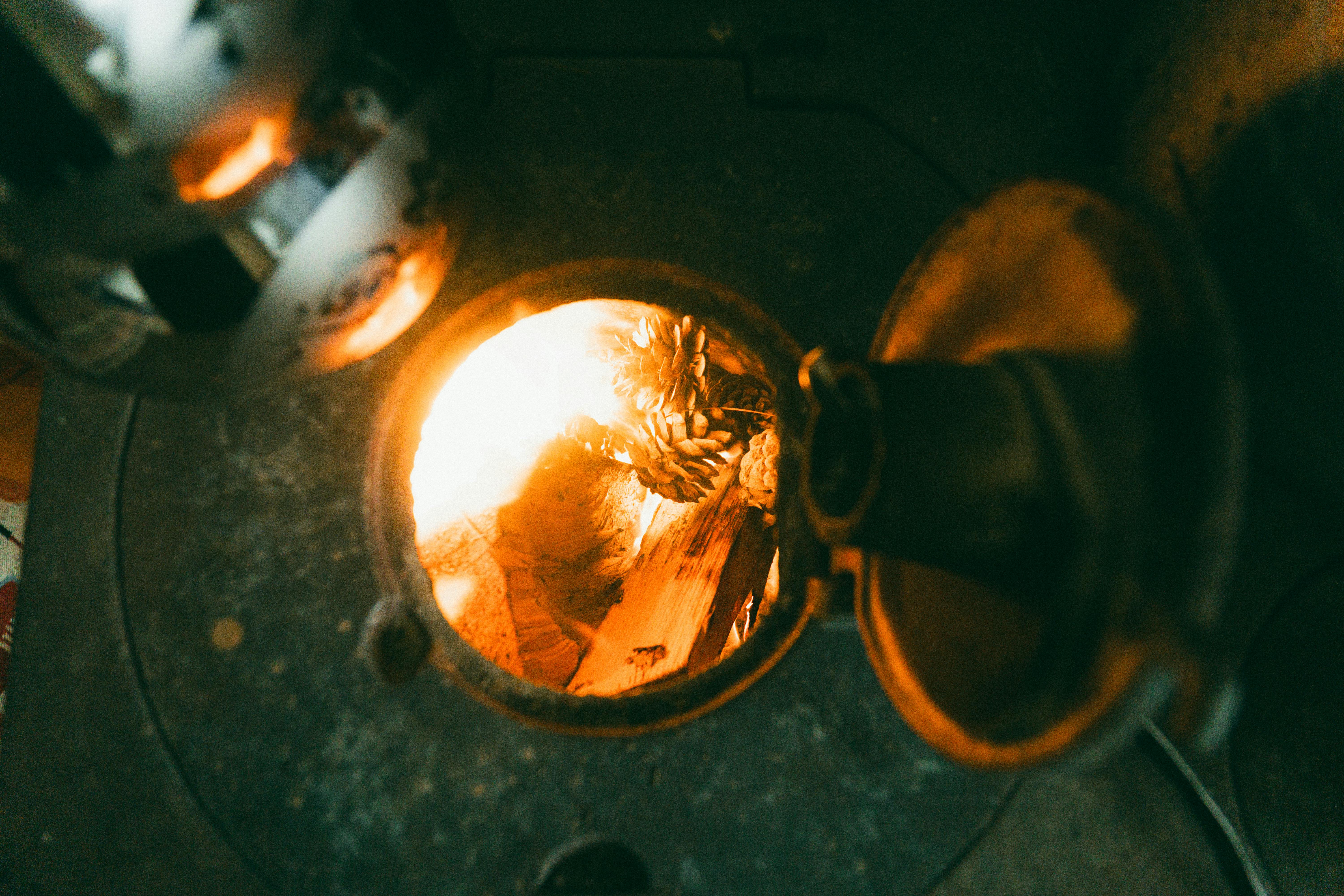 горизонтальна піч для лазні з труби з дровами що горять