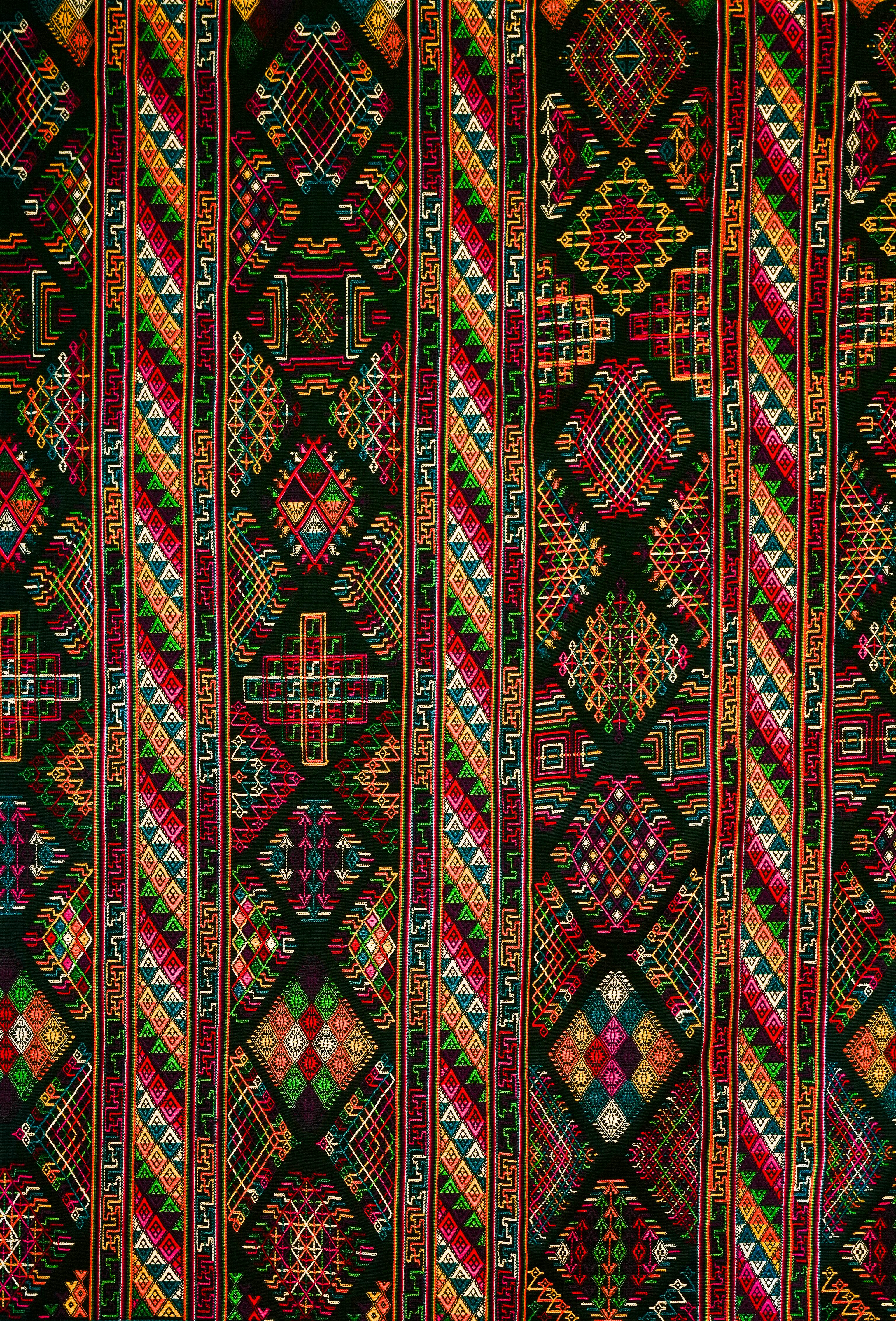 Gratis Pola tekstil tradisional Bhutan yang semarak dan rumit, menampilkan desain geometris dan warna-warna yang kaya. Foto Stok