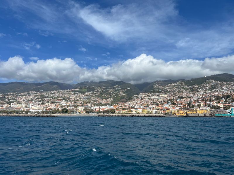 Coasta din Funchal, Madeira, cu ocean albastru și munți