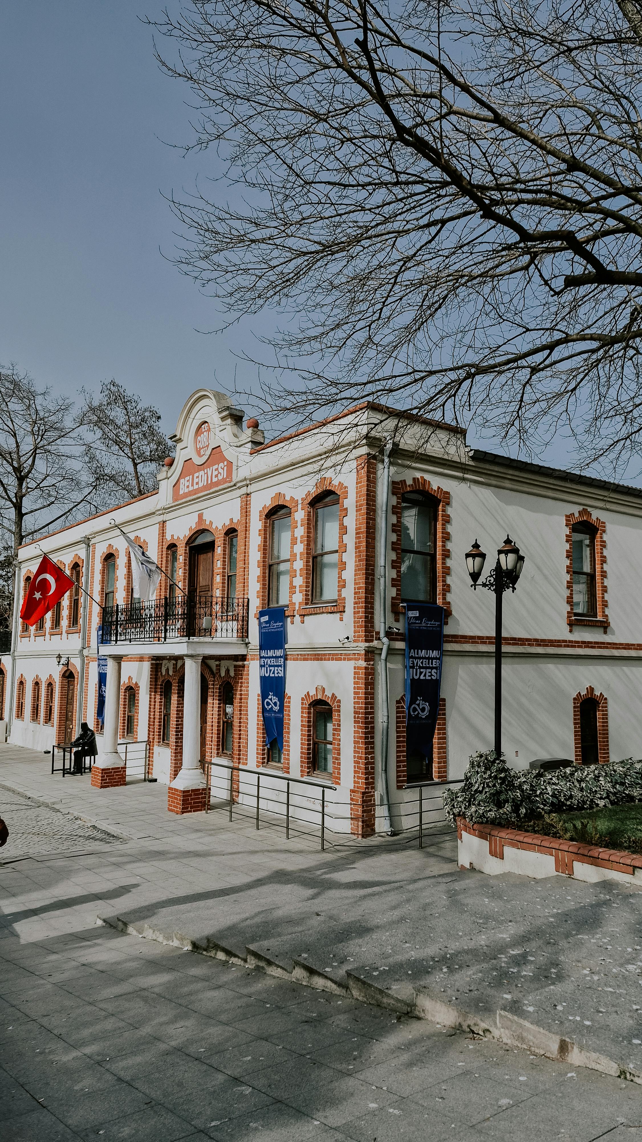 Gratis Splendido edificio storico con bandiera turca in una giornata limpida in Turchia. Foto a disposizione