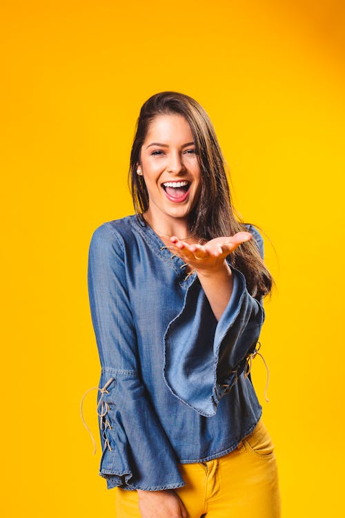 Foto De Mulher Vestindo Blusa Azul