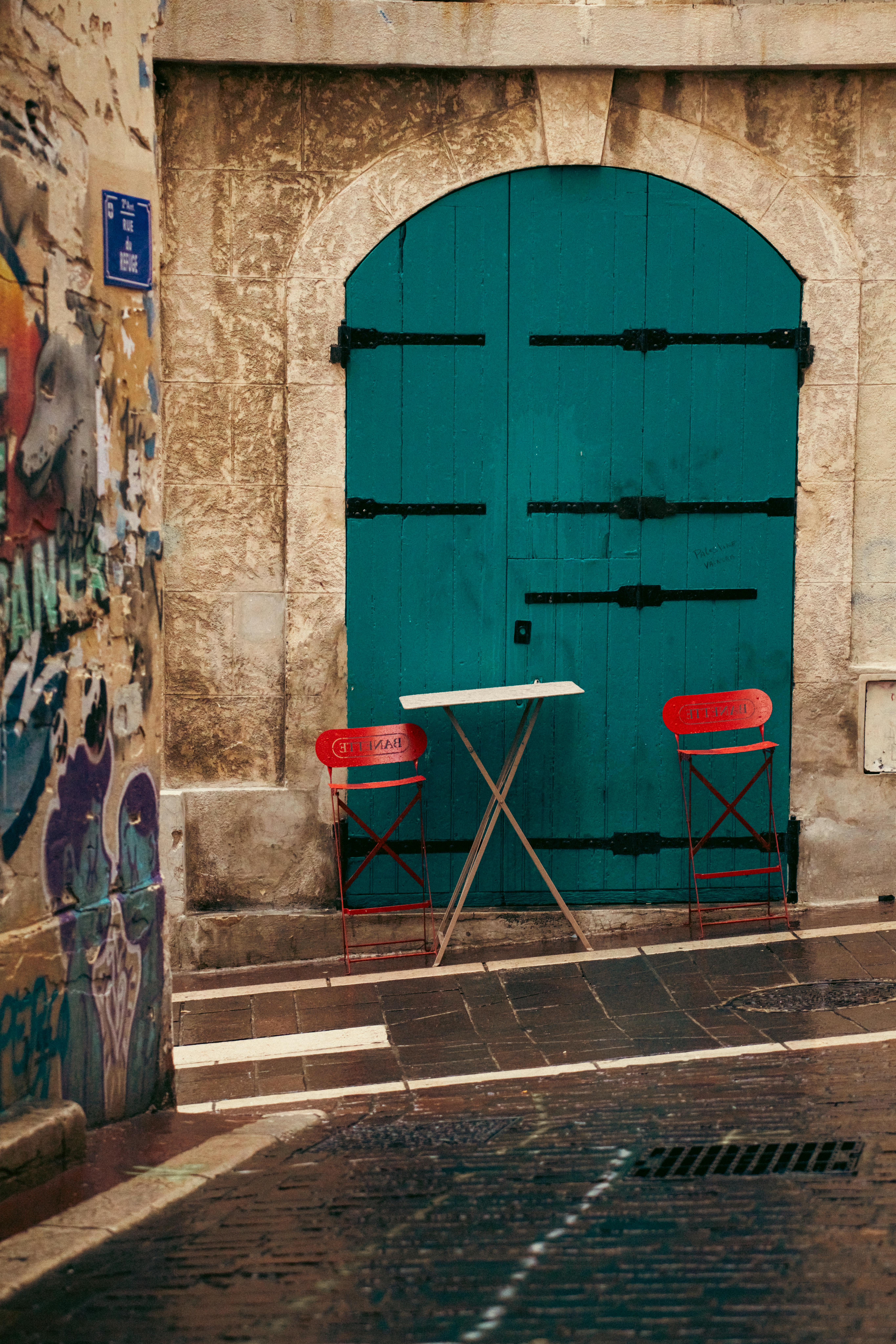 Kostnadsfria Färgglad gatubild i Marseille med livfulla dörrar och urban gatukonst. Perfekt exempel på Provences charm. Stock foto