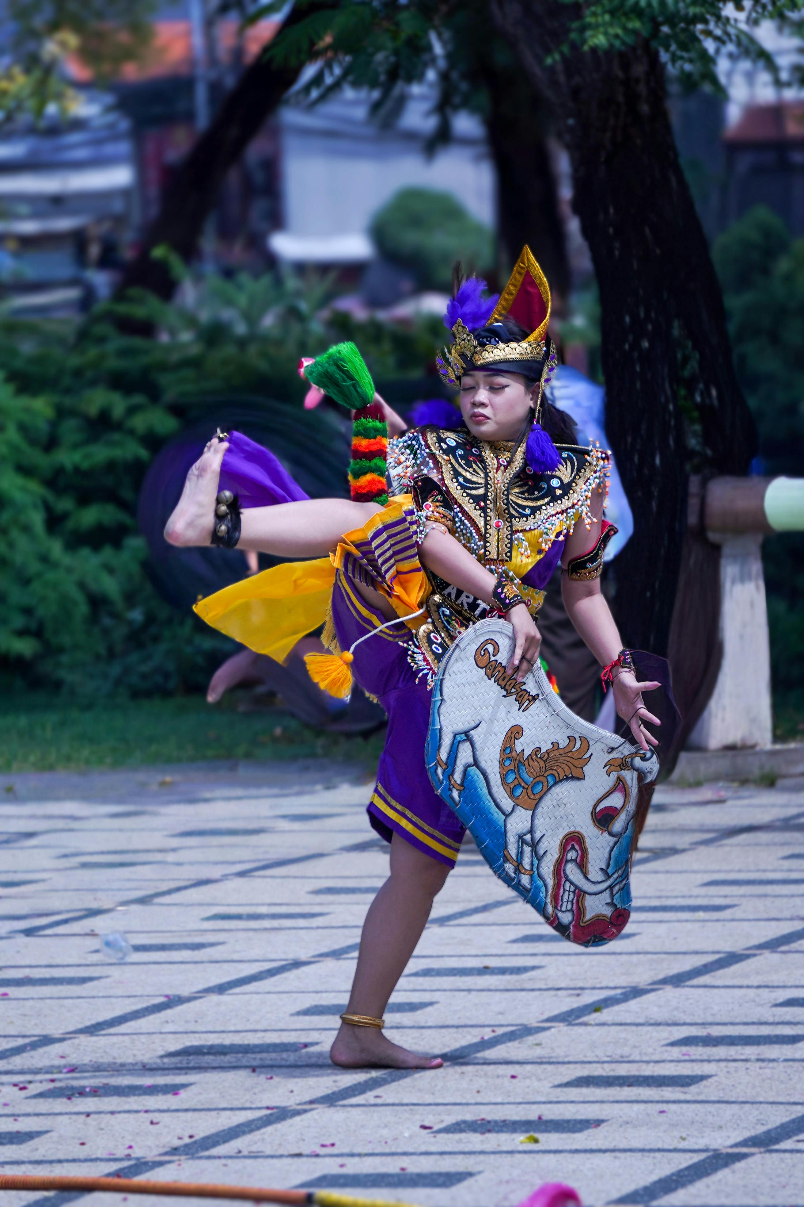 ฟรี การแสดงกลางแจ้งอันมีชีวิตชีวาโดยนักเต้นชาวชวาในชุดพื้นเมือง นำเสนอมรดกทางวัฒนธรรมอันล้ำค่า คลังภาพถ่าย