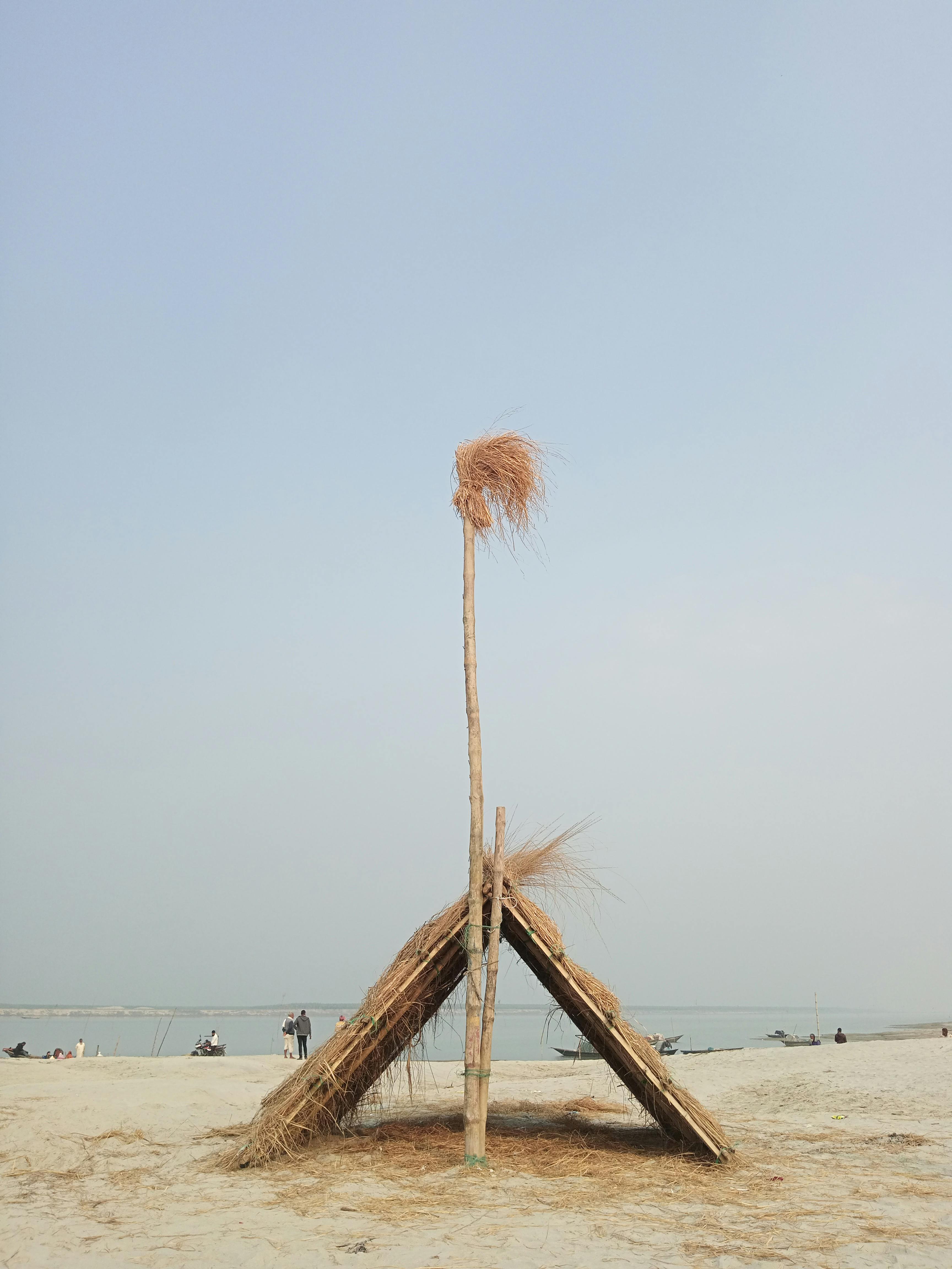 Gratis Et enkelt ly av bambus og gress står på en fredelig strand i Kushtia i Bangladesh. Arkivbilde