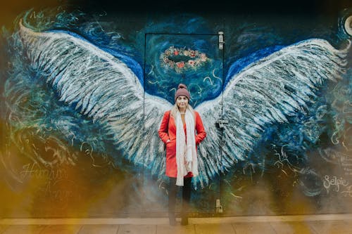 Gratis Wanita Berdiri Di Depan Dinding Seni Jalanan Foto Stok