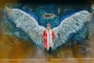 在威尔士班戈，一名女子在天使翼街头艺术前摆姿势