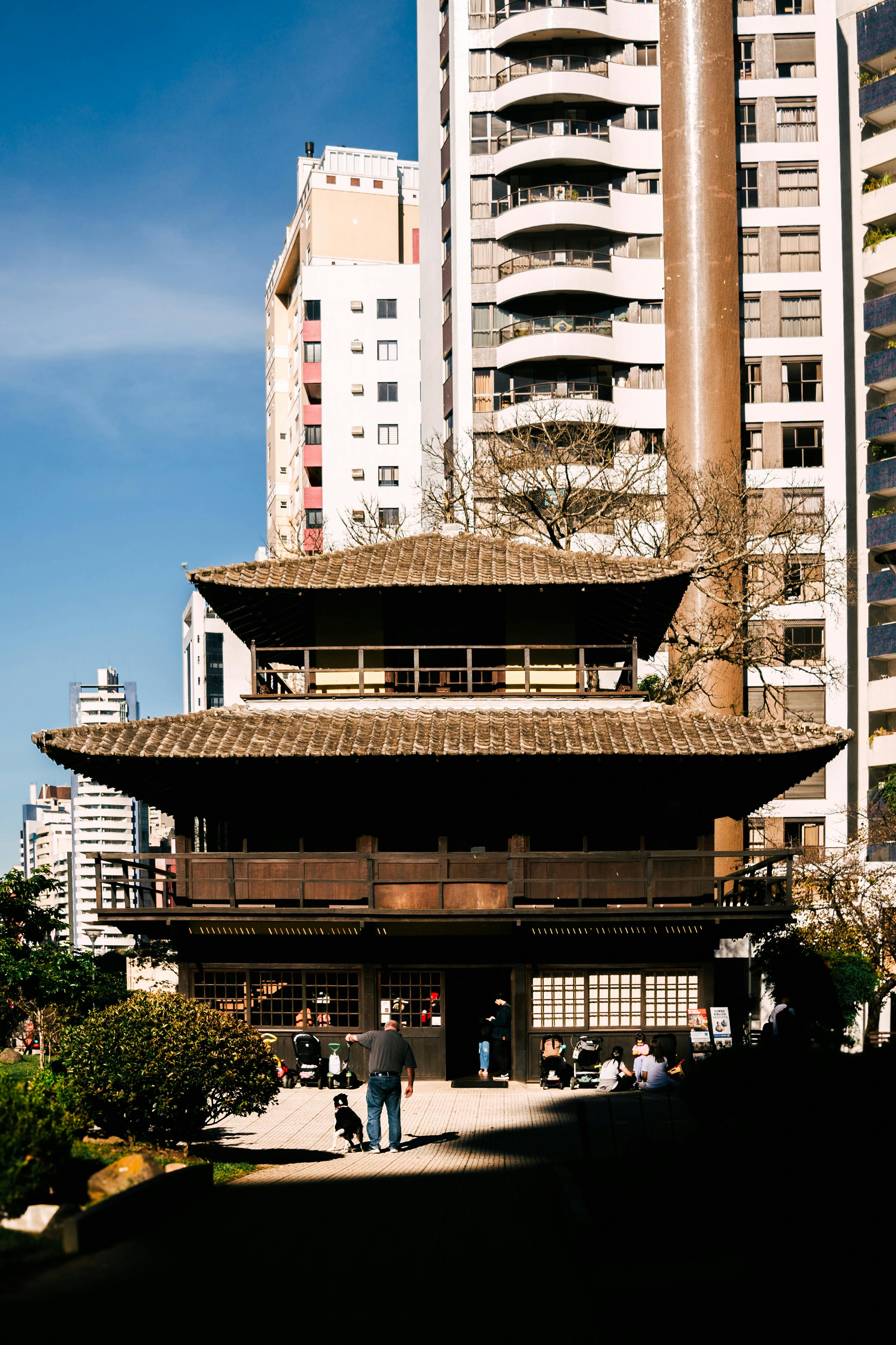 ingyenes Curitiba városképében található Japán Pavilon, amely a hagyományt ötvözi a modern építészettel. Stockfotó