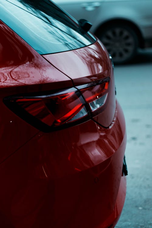 ：赤い車のクローズアップ写真