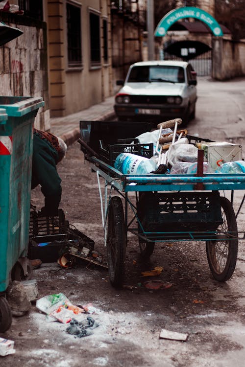 Persona Che Raccoglie Rifiuti