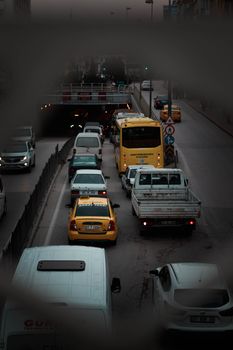 城市地下通道交通严重拥堵，汽车、出租车和公交车都堵在这里