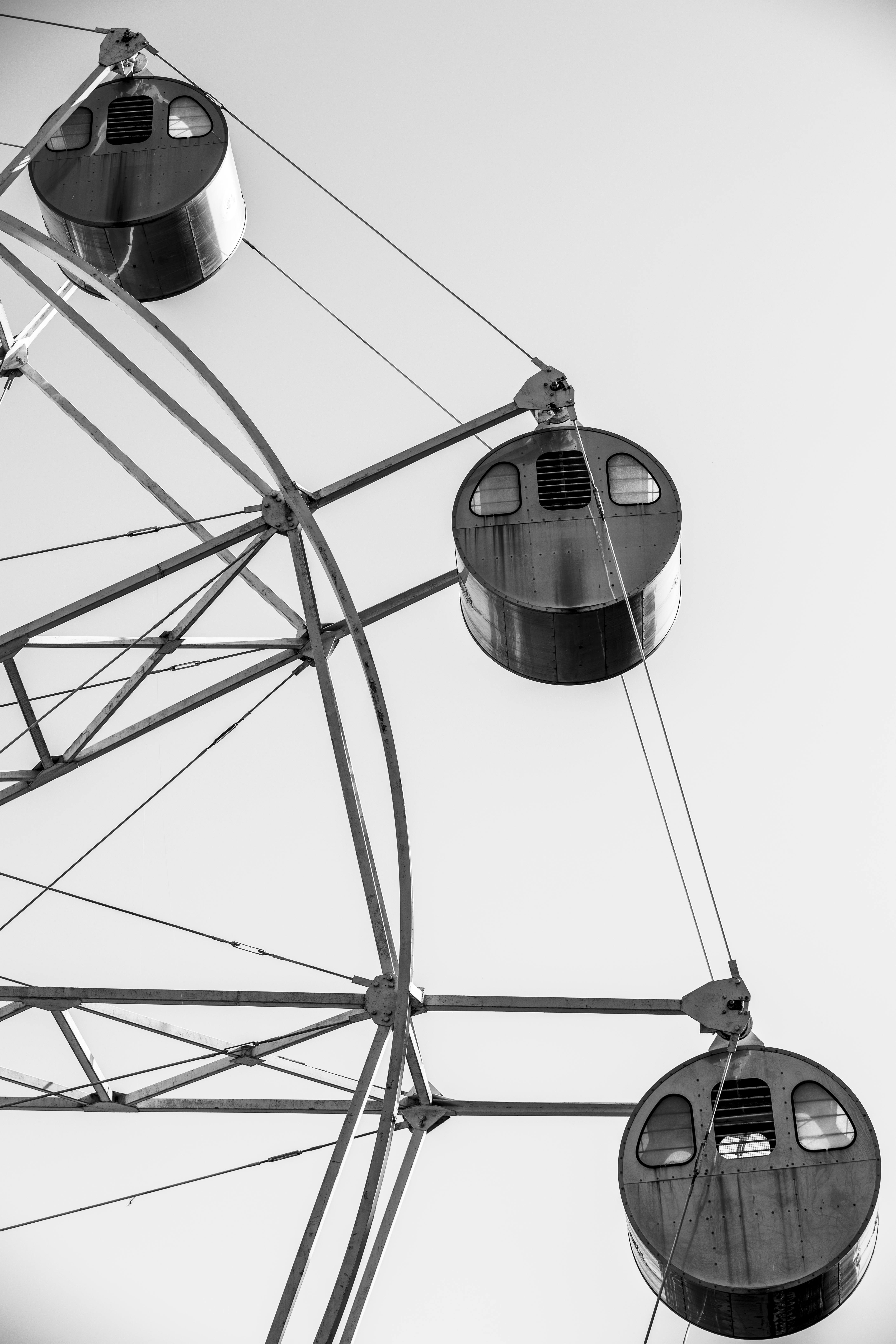 Miễn phí Ảnh nghệ thuật đen trắng chụp một vòng đu quay khổng lồ trước nền trời trong xanh. Ảnh lưu trữ