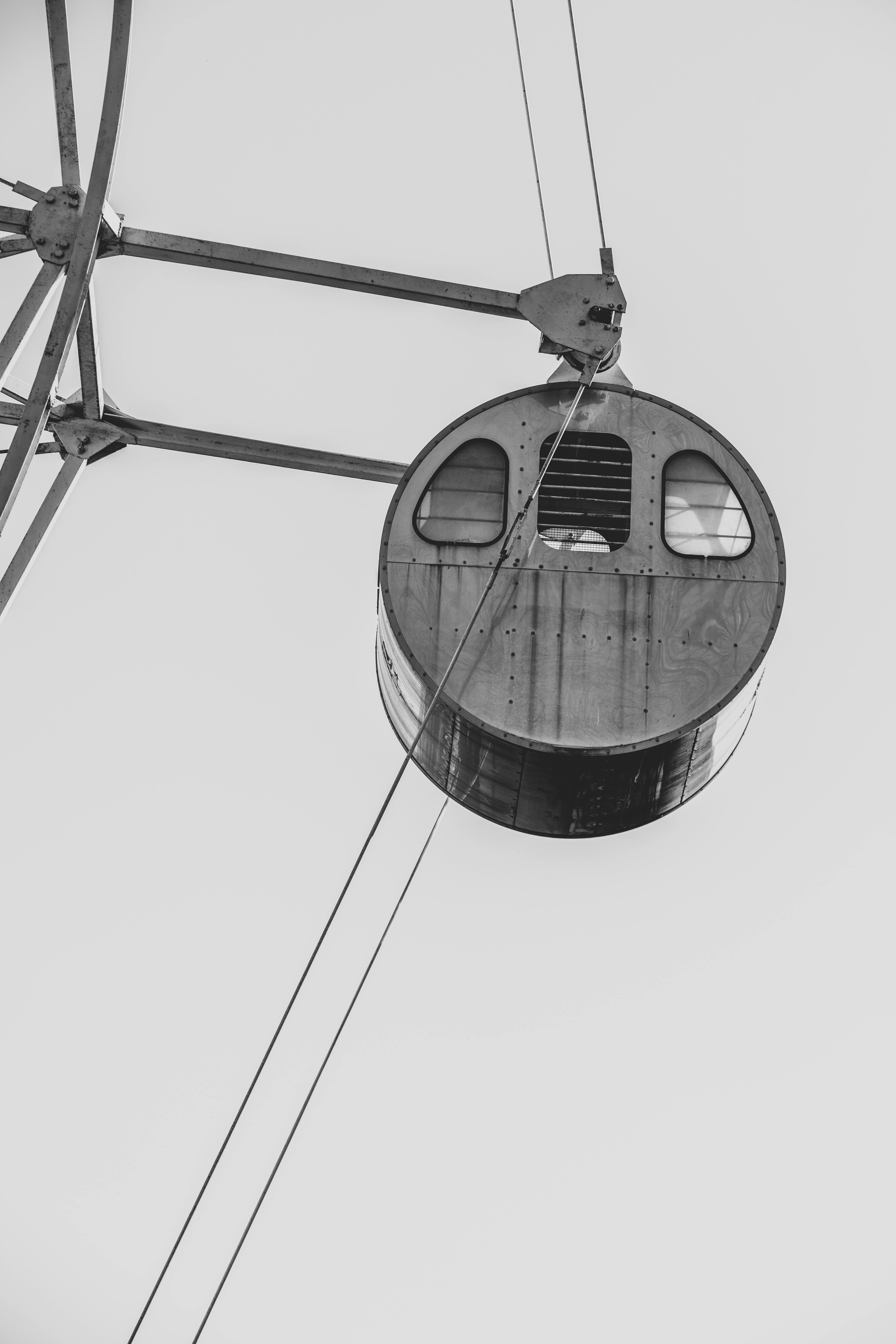 Δωρεάν Ασπρόμαυρη φωτογραφία μιας vintage γόνδολας με ρόδα λούνα παρκ σε έναν καθαρό ουρανό. Φωτογραφία από στοκ φωτογραφιών