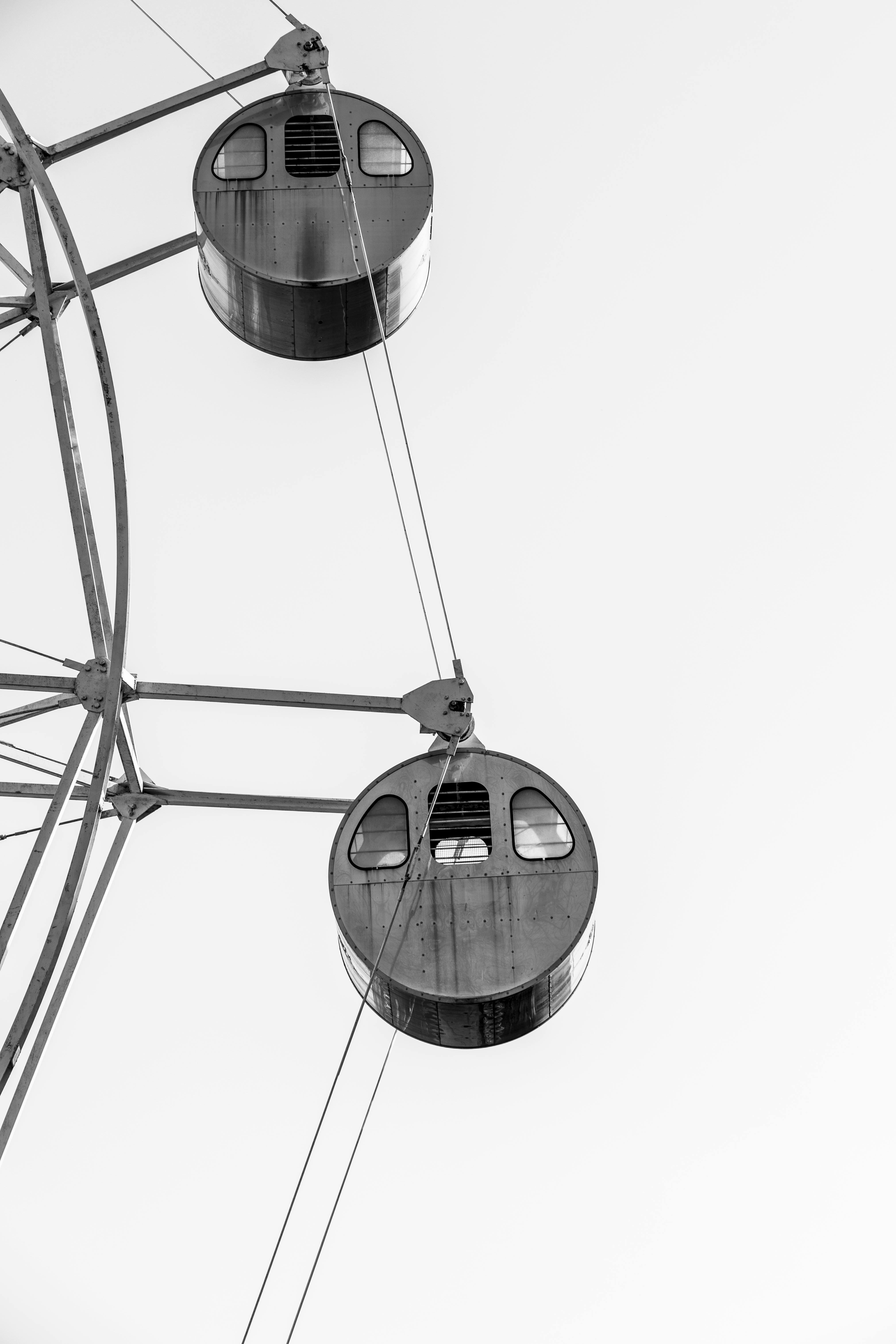 Gratuit Prim-plan alb-negru al cabinelor roții Ferris, evidențiind designul geometric pe un cer senin. Fotografie de stoc