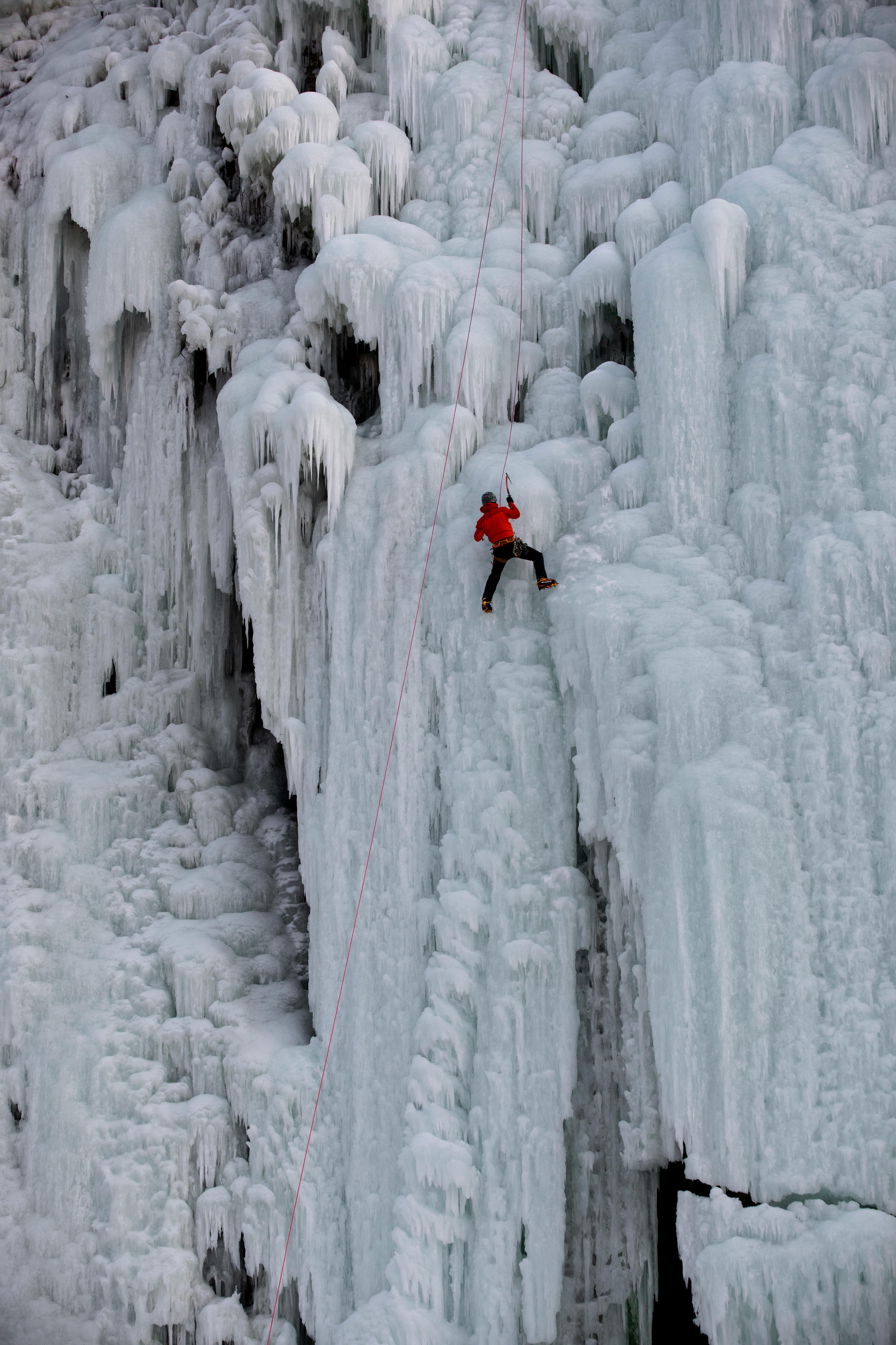 Adjustable crampons with technical ice axe