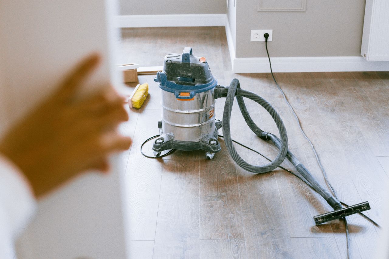 Aspirateur industriel dans un appartement fraîchement rénové pour une finition impeccable
