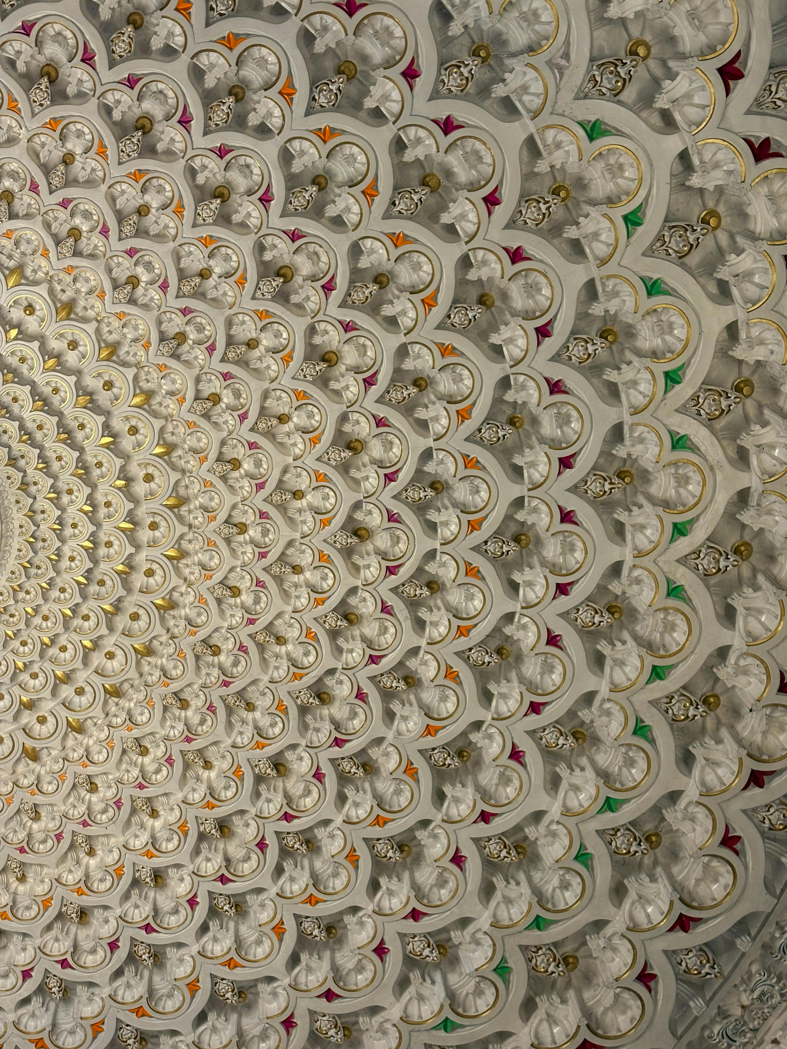 ingyenes Magas szögből látható egy részletesen kidolgozott, színes díszítőelemekkel ellátott geometrikus mennyezet. Stockfotó