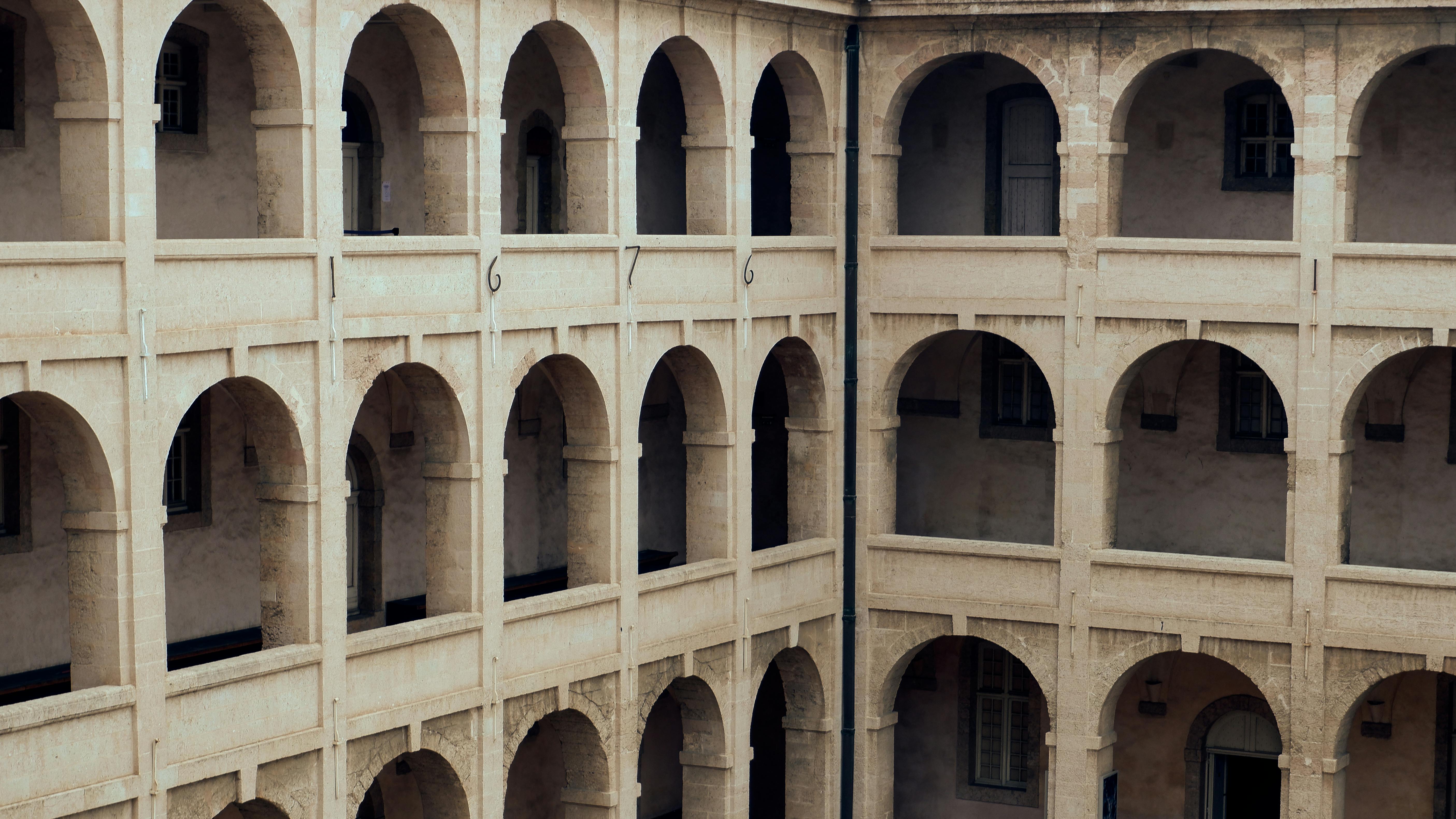 De franc Elegant arquitectura amb arcs al pati històric de Marsella. Estil barroc, tons càlids, disseny francès. Foto d'estoc