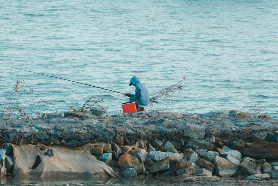 泳がせ釣りで大物を狙うアングラー