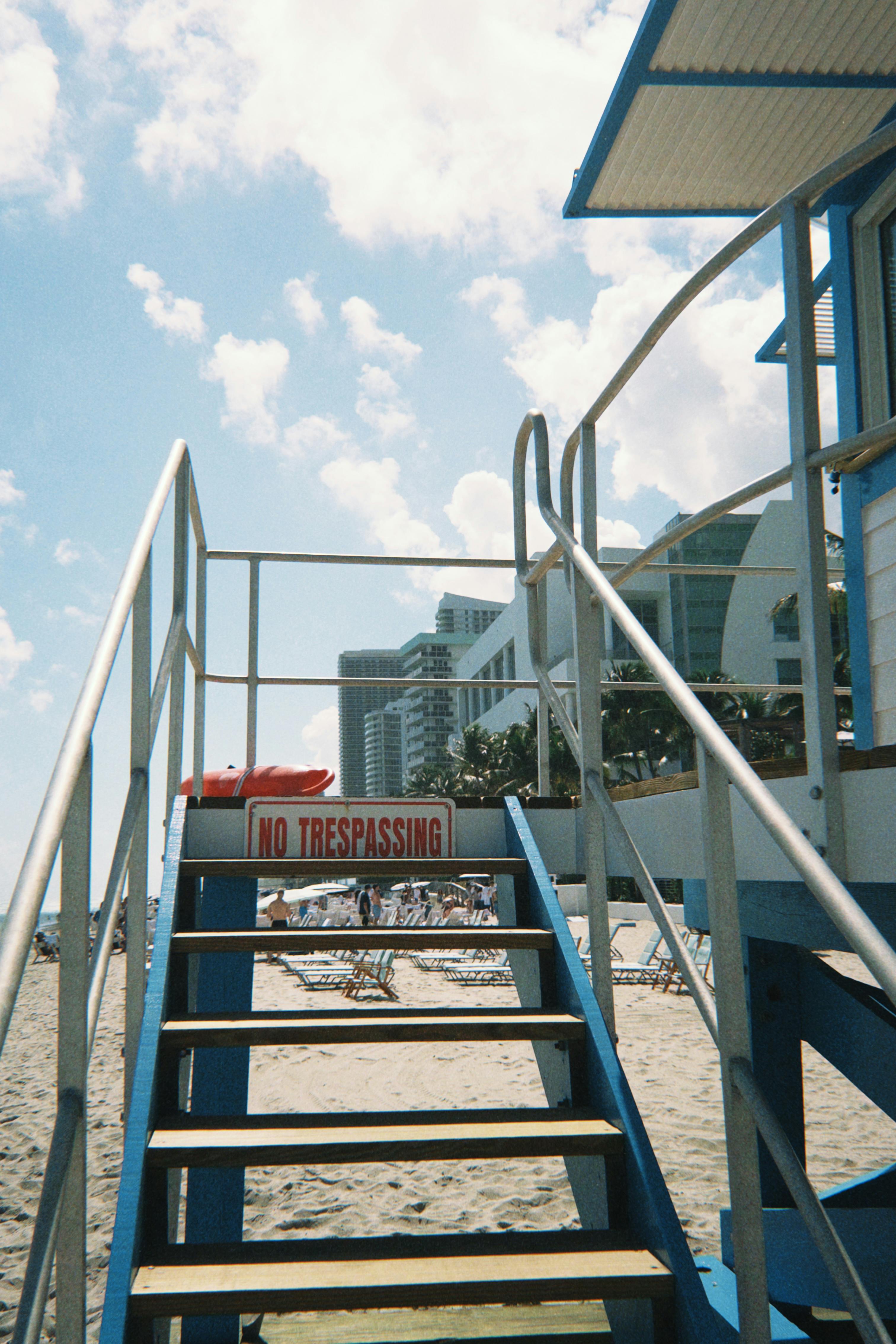 De franc Una torre de socorristes a la platja de Boca Raton amb un senyal de prohibit el pas. Cel clar i edificis al fons. Foto d'estoc