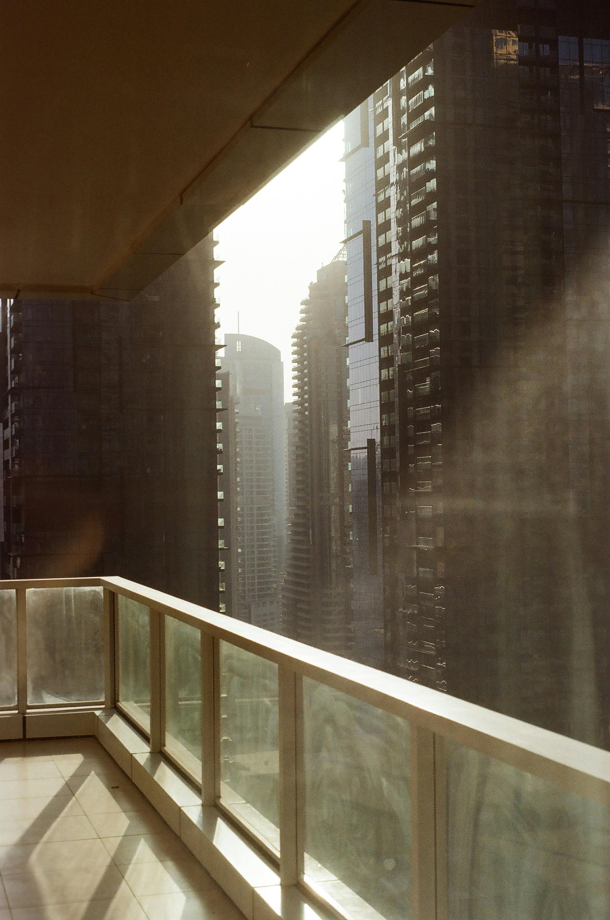 Ilmainen Upea näkymä Dubain ikoniseen siluettiin parvekkeelta auringonnousun aikaan. Kuvapankkikuva