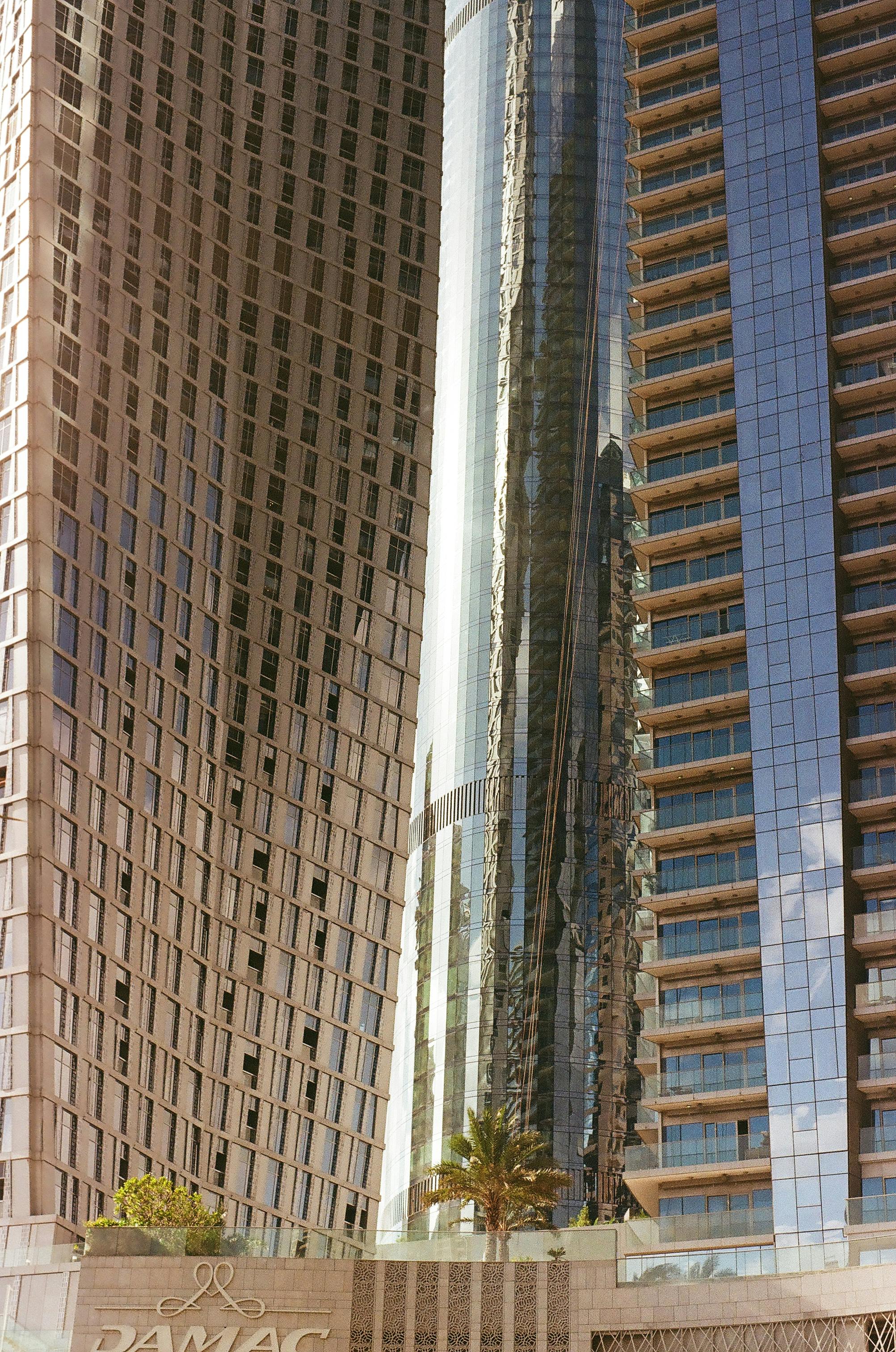 Gratis Impresionante vista de los rascacielos contemporáneos en Dubai, Emiratos Árabes Unidos, que muestran la arquitectura urbana. Foto de stock