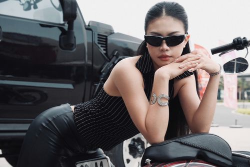 Free Chic woman in sunglasses leaning on a motorcycle, exuding confidence. Stock Photo