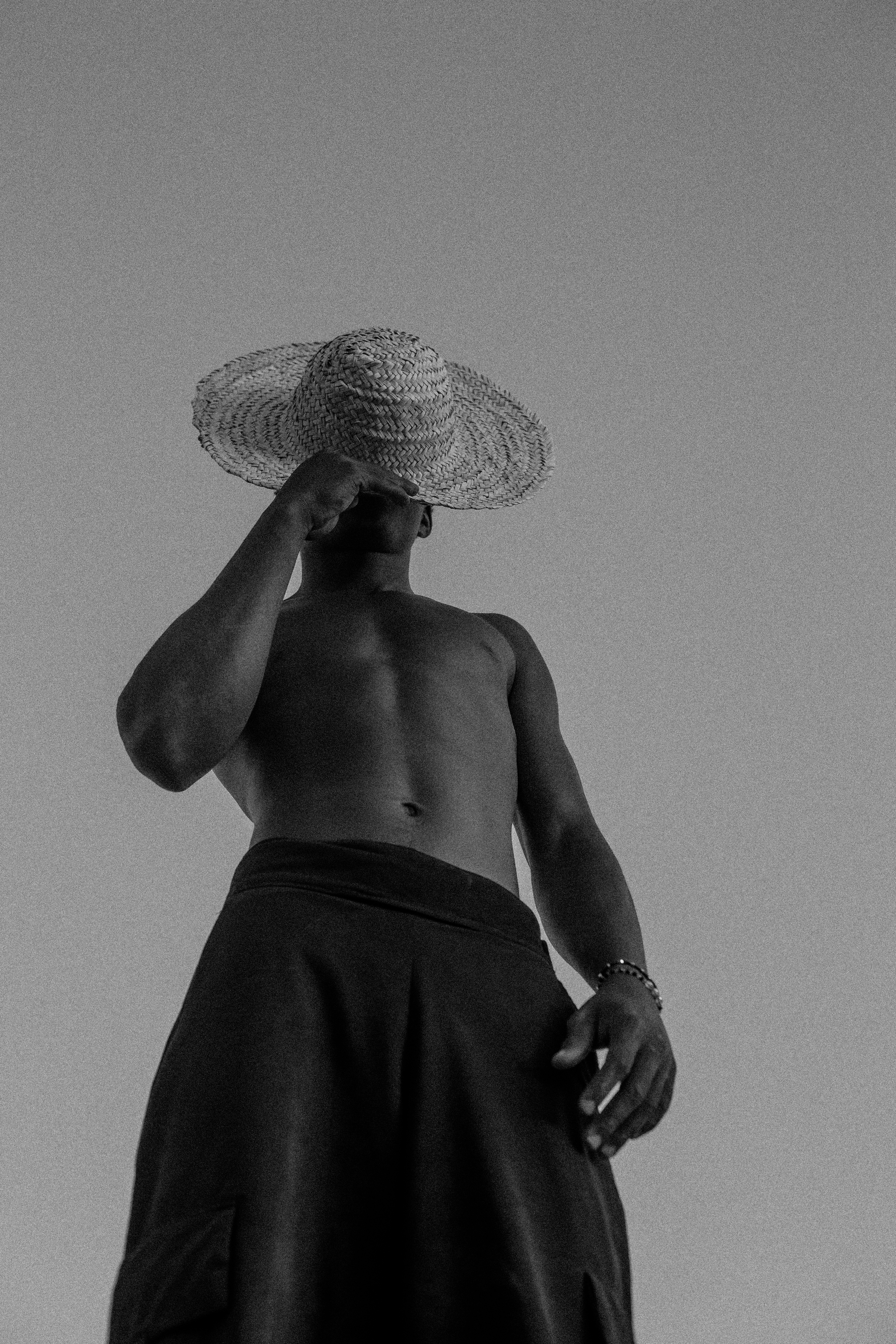 Retrato En Blanco Y Negro De Un Hombre Con Sombrero De Paja. · Foto de ...