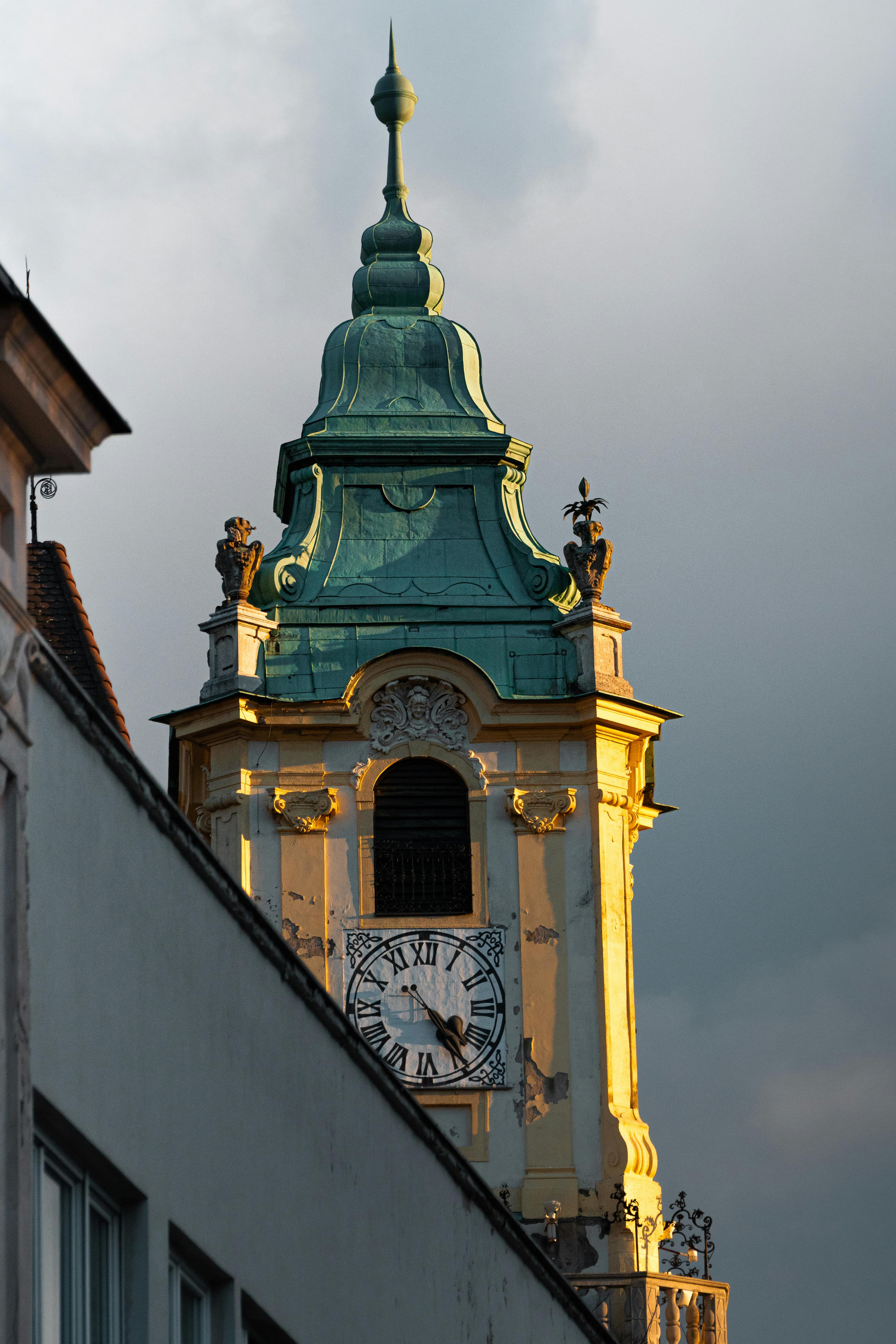 ingyenes Egy klasszikus óratorony díszes részletekkel, melyet a drámai égbolt előtti naplemente világít meg. Stockfotó