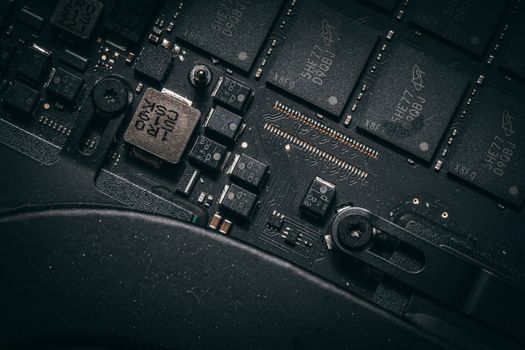 Microchips en elektronische componenten waarin goud verwerkt zit