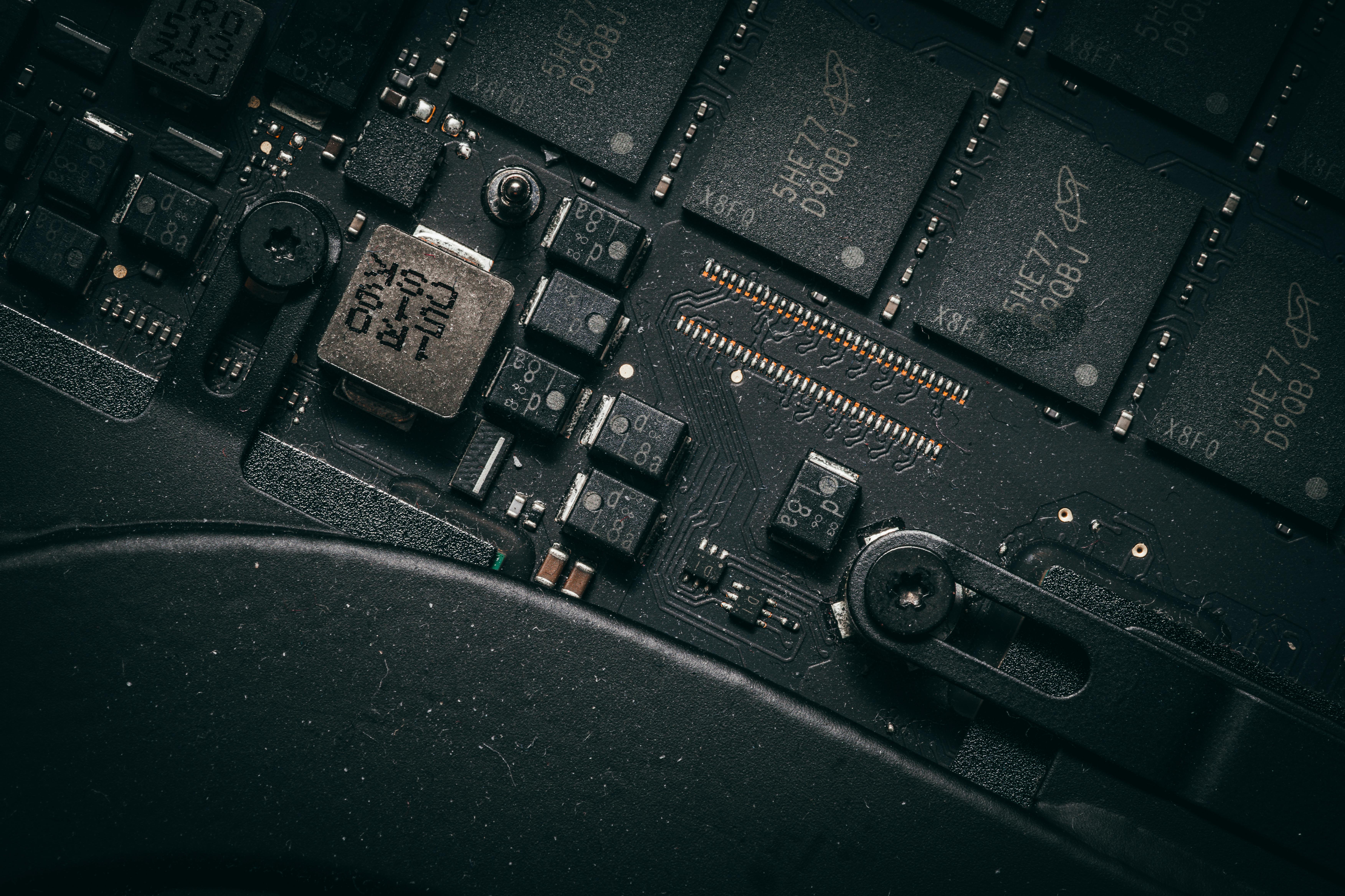 Kostnadsfria Detaljerad makrobild av elektroniskt kretskort som visar mikrochips och komponenter. Stock foto