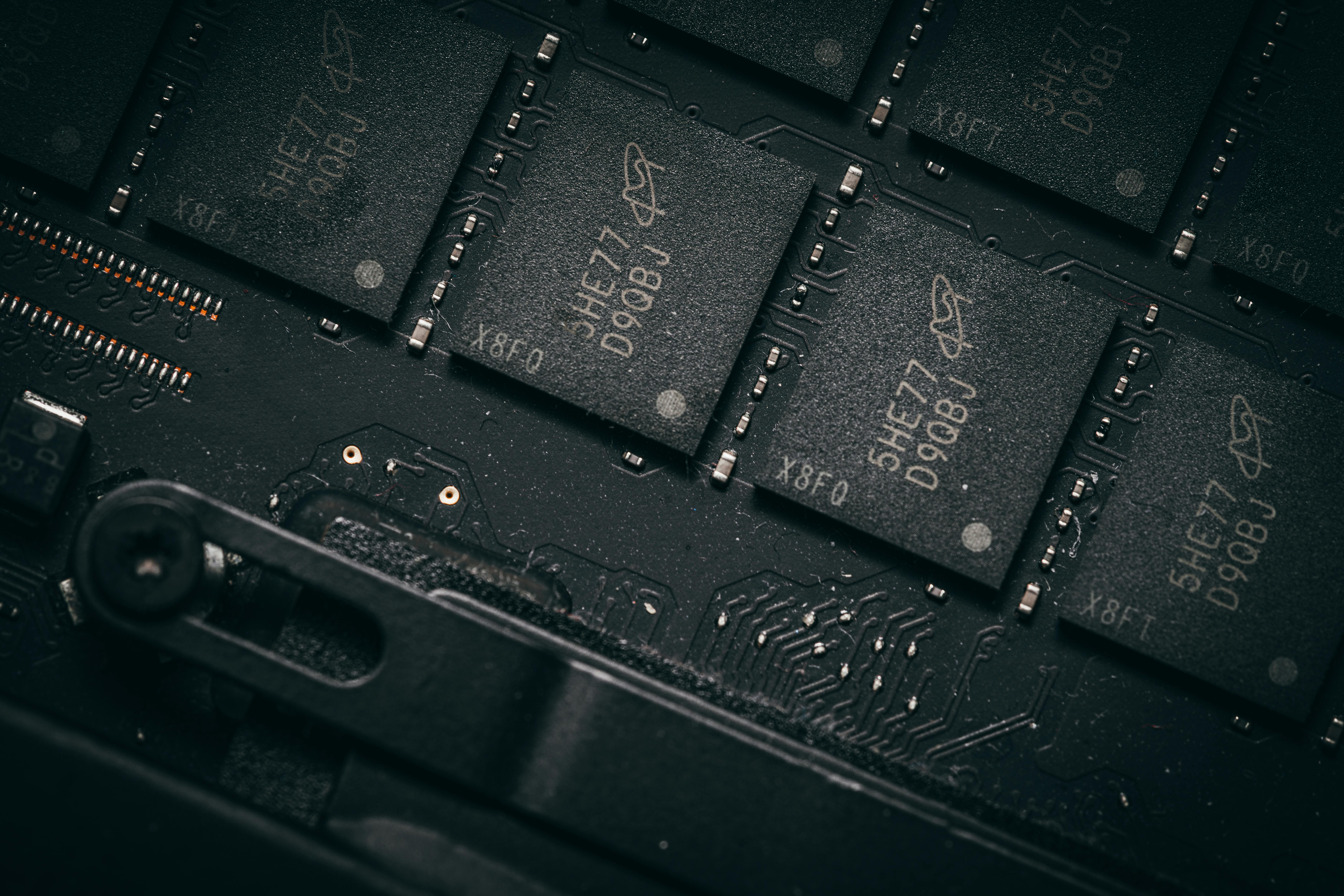 Gratis Ripresa dettagliata di microchip su un circuito stampato, che mette in mostra la tecnologia elettronica e l'ingegneria di precisione. Foto a disposizione